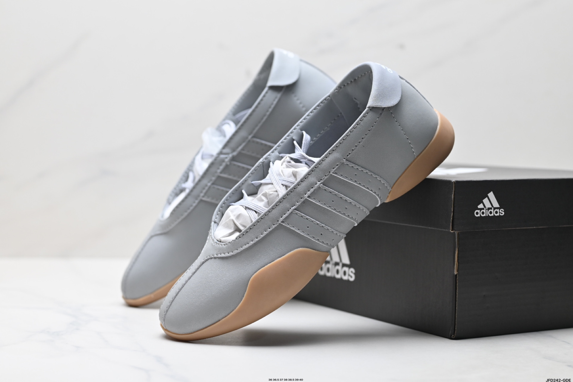 TAEKWONDO MEI BALLET复古芭蕾风薄底鞋女子adidas阿迪达斯三叶草 JR7030-Chinese UA Cheap High Quatity Brand Clothes Bags handbags Sneakers wholesale wholesaler seller from China Factory suppliers Fashion Clothing Shoes best Quality Beautiful Price TAEKWONDO MEI BALLET复古芭蕾风薄底鞋女子adidas阿迪达斯三叶草 JR7030