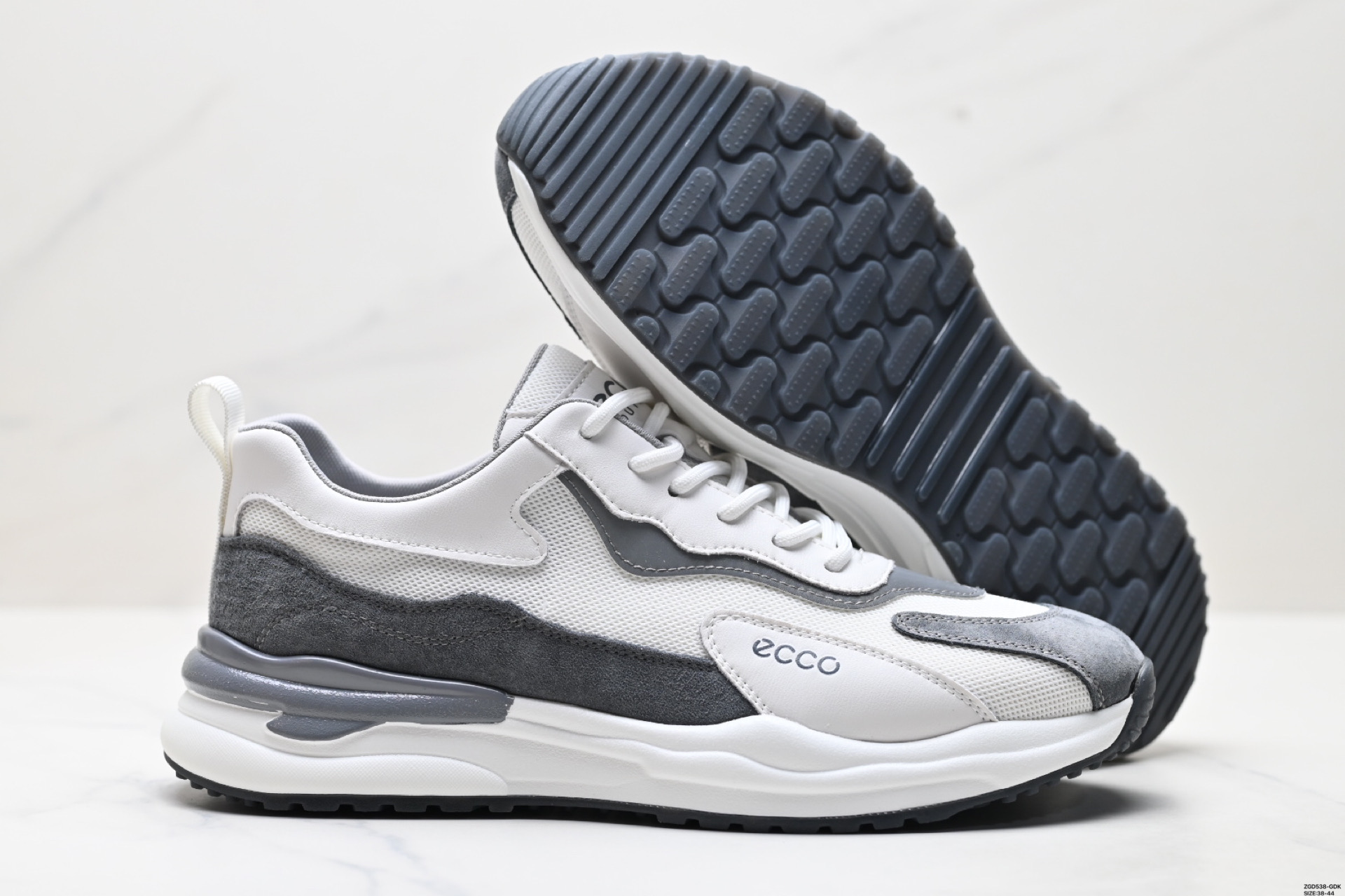 Ecco爱步 Lisbon Lace 街头户外 经典网面拼接运动鞋 689373-010