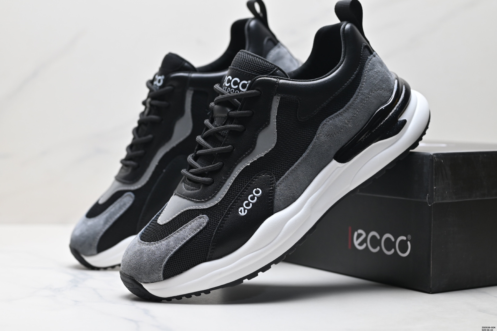 Ecco爱步 Lisbon Lace 街头户外 经典网面拼接运动鞋 689373-010