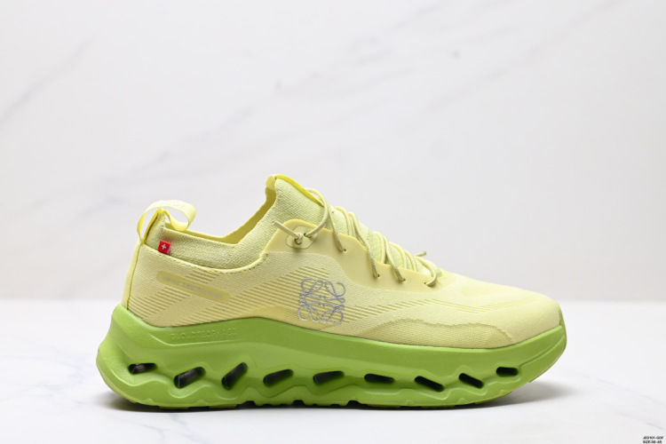 Loewe x On Cloudtilt נעלי ספורט קלות משקל - נוחות, סטייל וביצועים 1 Loewe x On Cloudtilt נעלי ספורט קלות משקל – נוחות, סטייל וביצועים