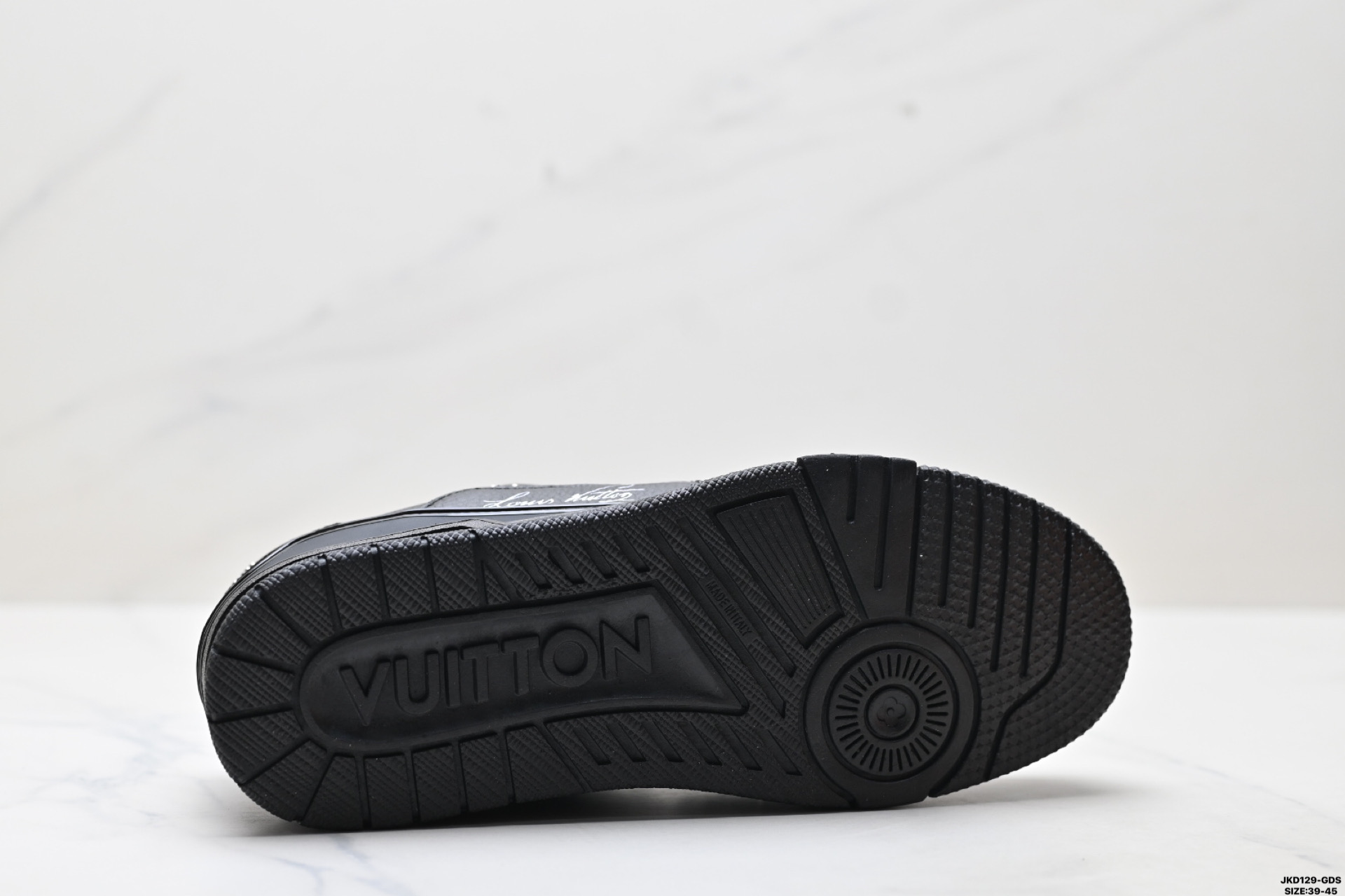 💰180
真标✅全新LV路易威登Louis Vuitton Trainer Sneaker Low休闲运动文化百搭板鞋 
尺码:39-45
ID:JKD129-GDS