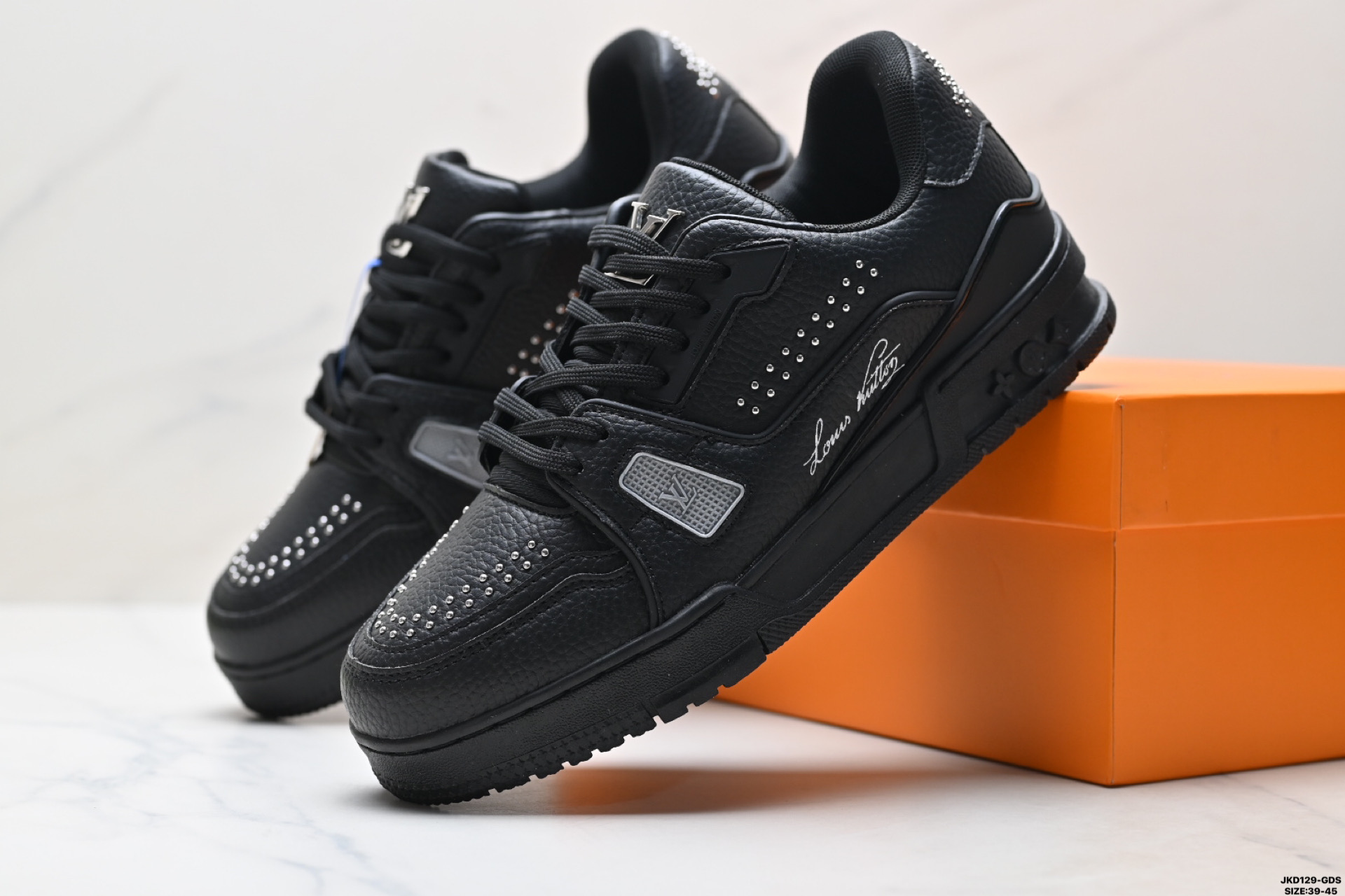 💰180
真标✅全新LV路易威登Louis Vuitton Trainer Sneaker Low休闲运动文化百搭板鞋 
尺码:39-45
ID:JKD129-GDS