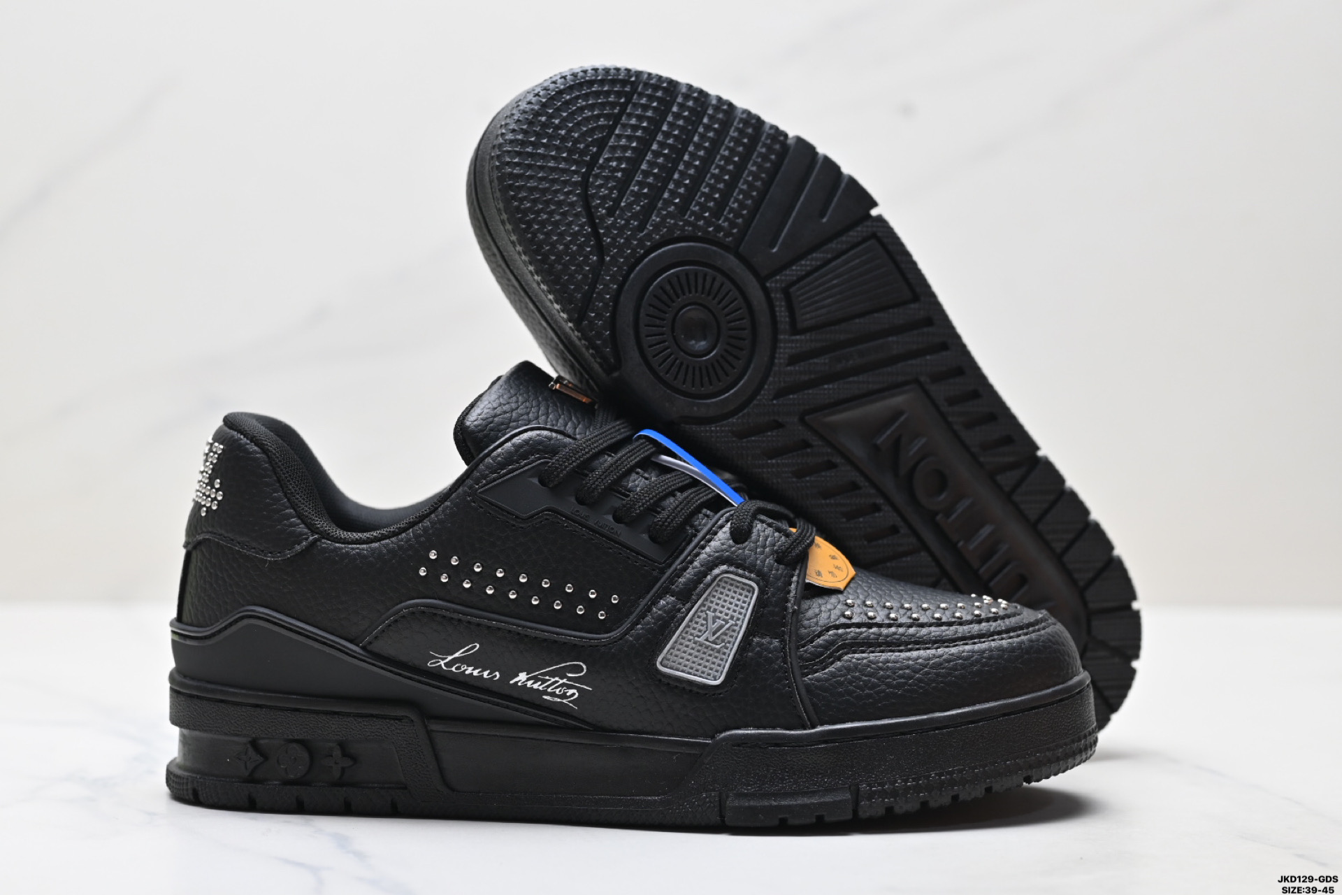 💰180
真标✅全新LV路易威登Louis Vuitton Trainer Sneaker Low休闲运动文化百搭板鞋 
尺码:39-45
ID:JKD129-GDS
