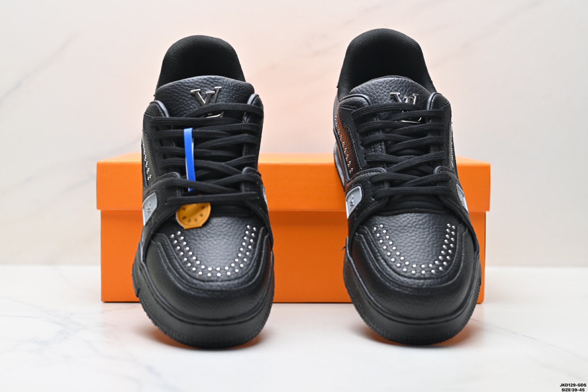 💰180
真标✅全新LV路易威登Louis Vuitton Trainer Sneaker Low休闲运动文化百搭板鞋 
尺码:39-45
ID:JKD129-GDS