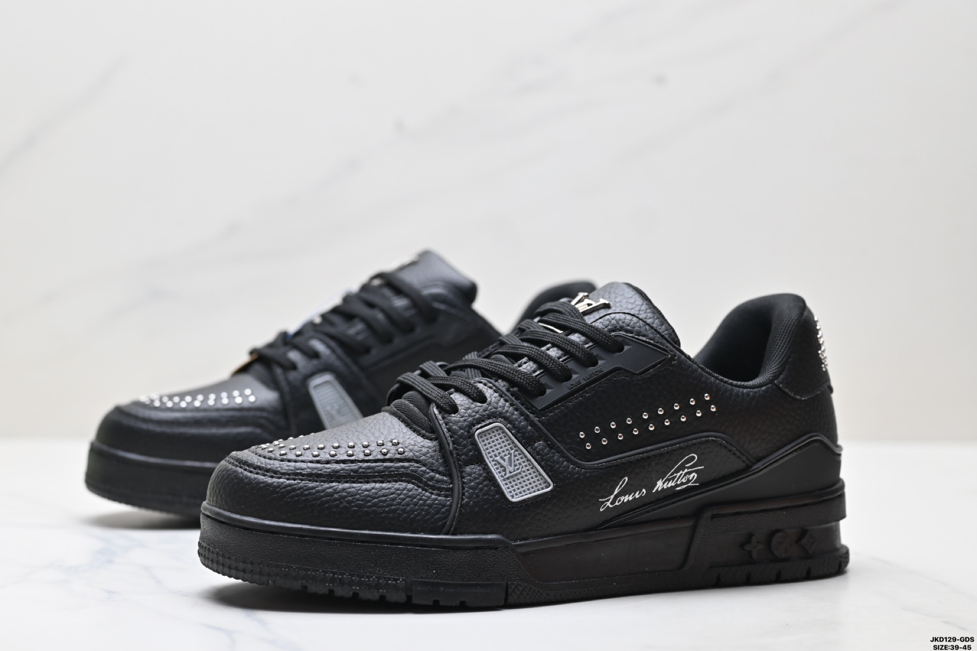 💰180
真标✅全新LV路易威登Louis Vuitton Trainer Sneaker Low休闲运动文化百搭板鞋 
尺码:39-45
ID:JKD129-GDS