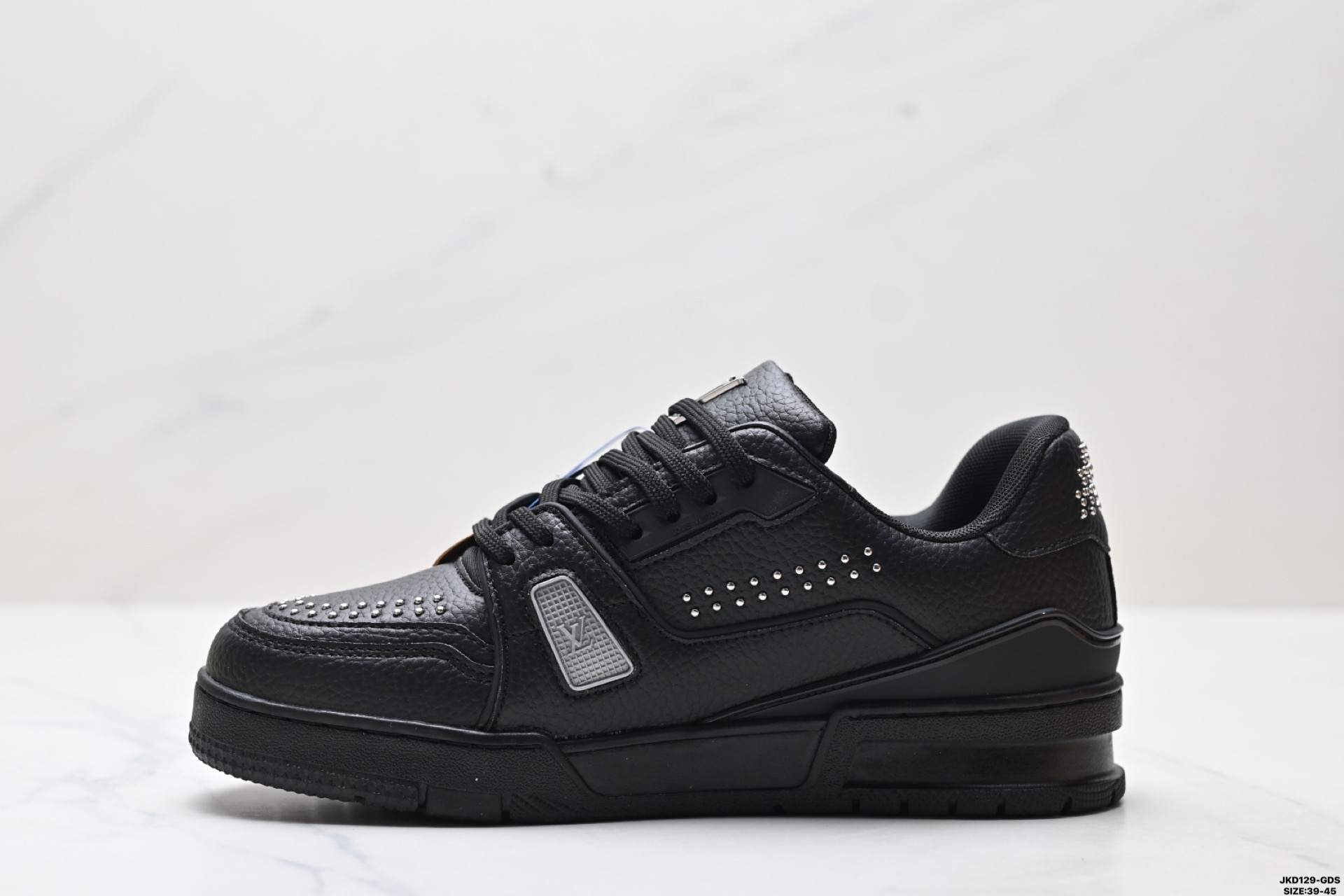 💰180
真标✅全新LV路易威登Louis Vuitton Trainer Sneaker Low休闲运动文化百搭板鞋 
尺码:39-45
ID:JKD129-GDS