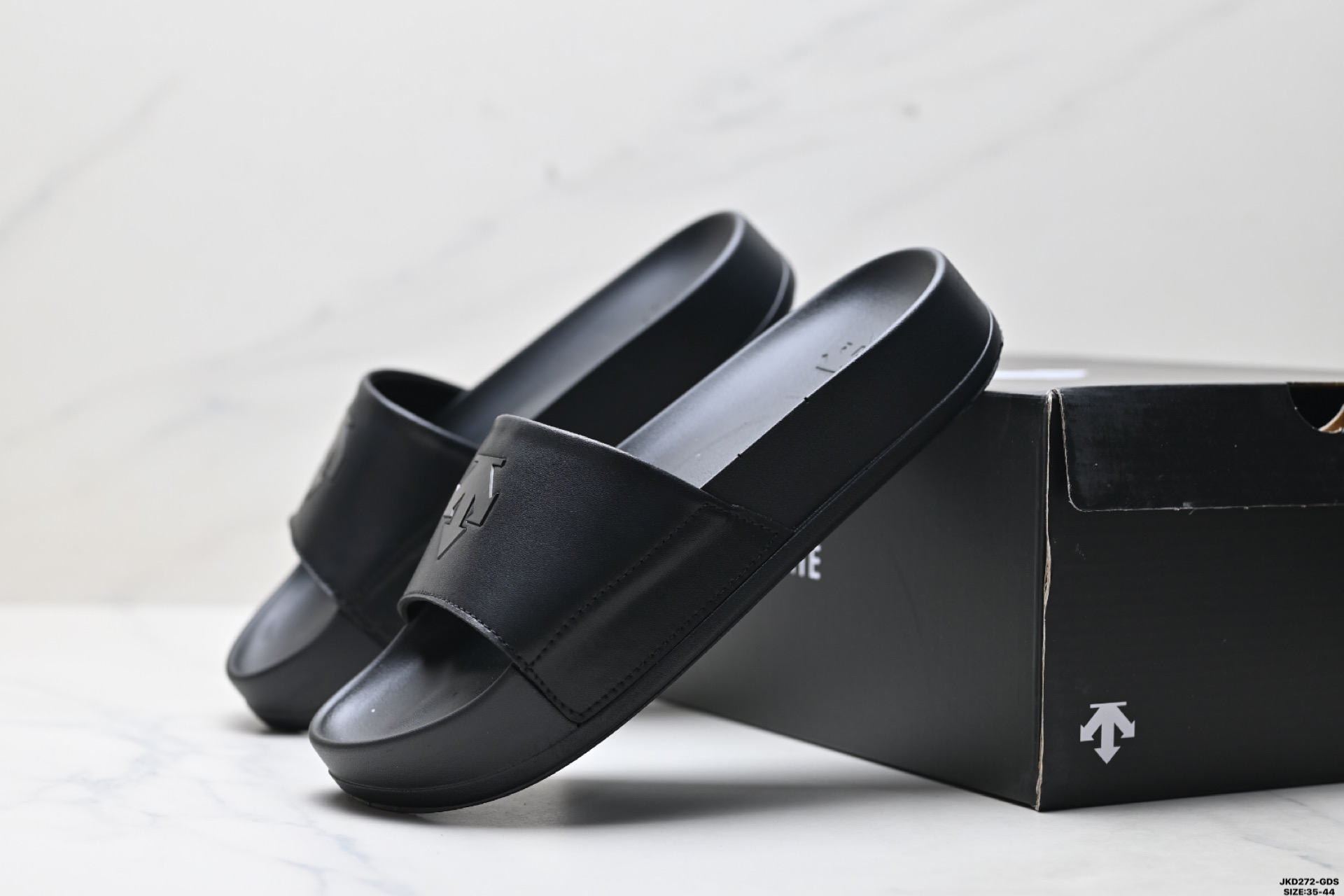 迪桑特 DESCENTE lcing Nars 百搭柔软 防滑一字拖鞋 迪桑特 DESCENTE lcing Nars 百搭柔软 防滑一字拖鞋