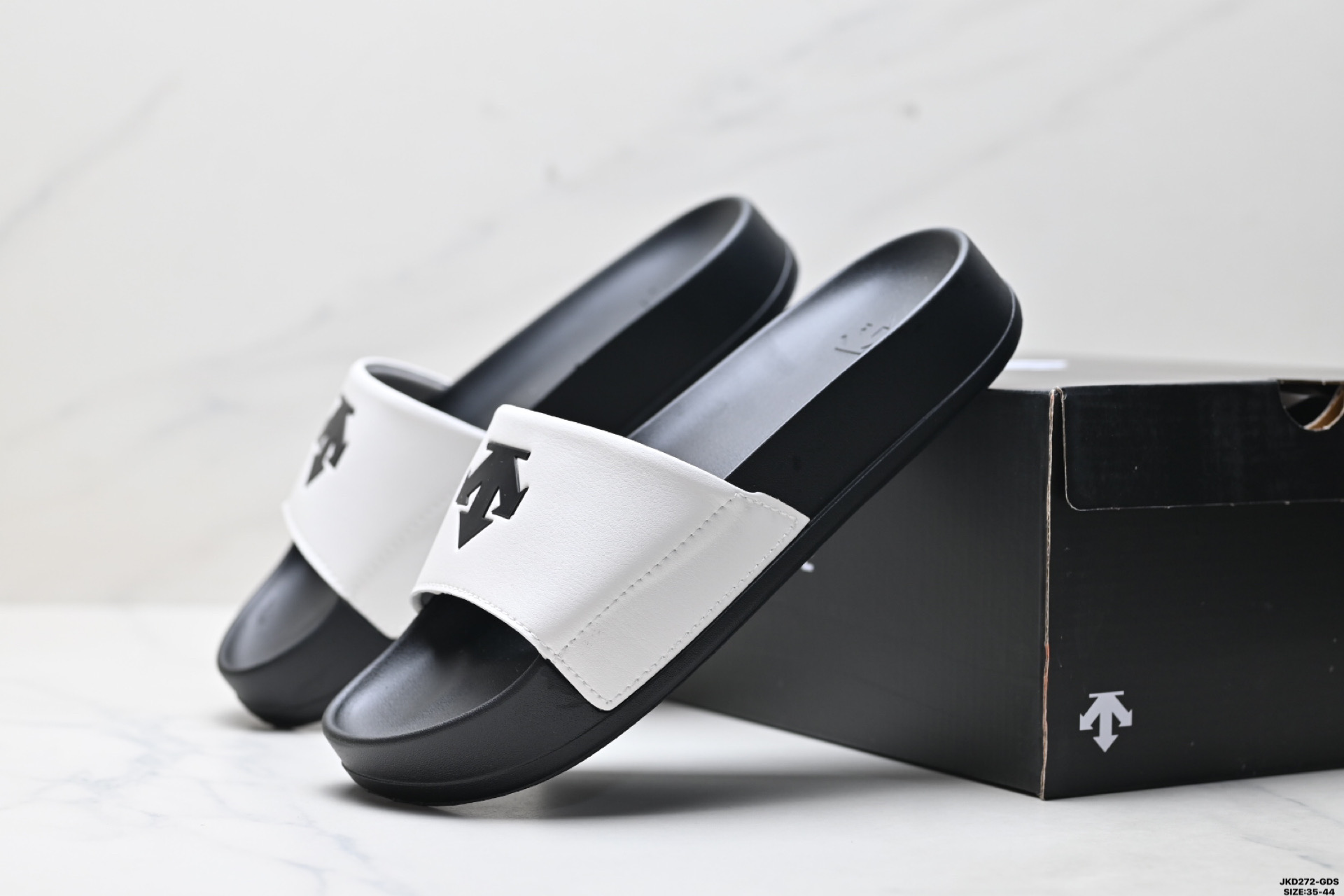 迪桑特 DESCENTE lcing Nars 百搭柔软 防滑一字拖鞋 迪桑特 DESCENTE lcing Nars 百搭柔软 防滑一字拖鞋