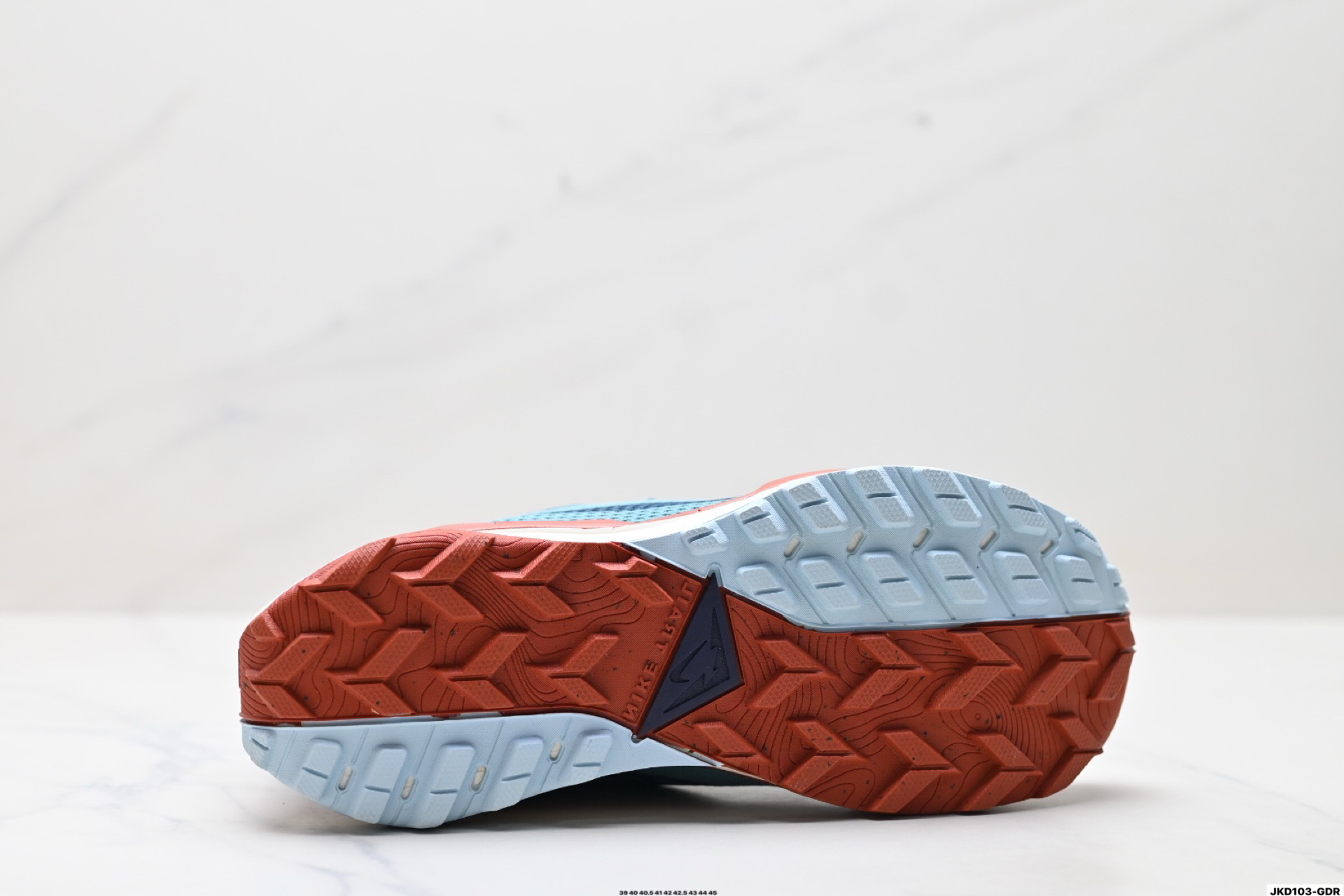💰180
公司级✅Nike React Wildhorse 8 耐克 越野户外避震缓冲休闲运动慢跑鞋 
这双鞋采用了Nike React技术 这是一种轻盈耐穿的泡绵材料 能够为你带来平稳的回弹体验 让每一步都充满力量与自信 
橡胶外底为你提供了出色的抓地力 让你能够轻松驾驭各种复杂地形 鞋面融入了现代材料 轻盈而富有结构感 为你带来出色的透气性能 
货号:DR2686-007
尺码:39 40 40.5 41 42 42.5 43 44 45 
ID:JKD103-GDR