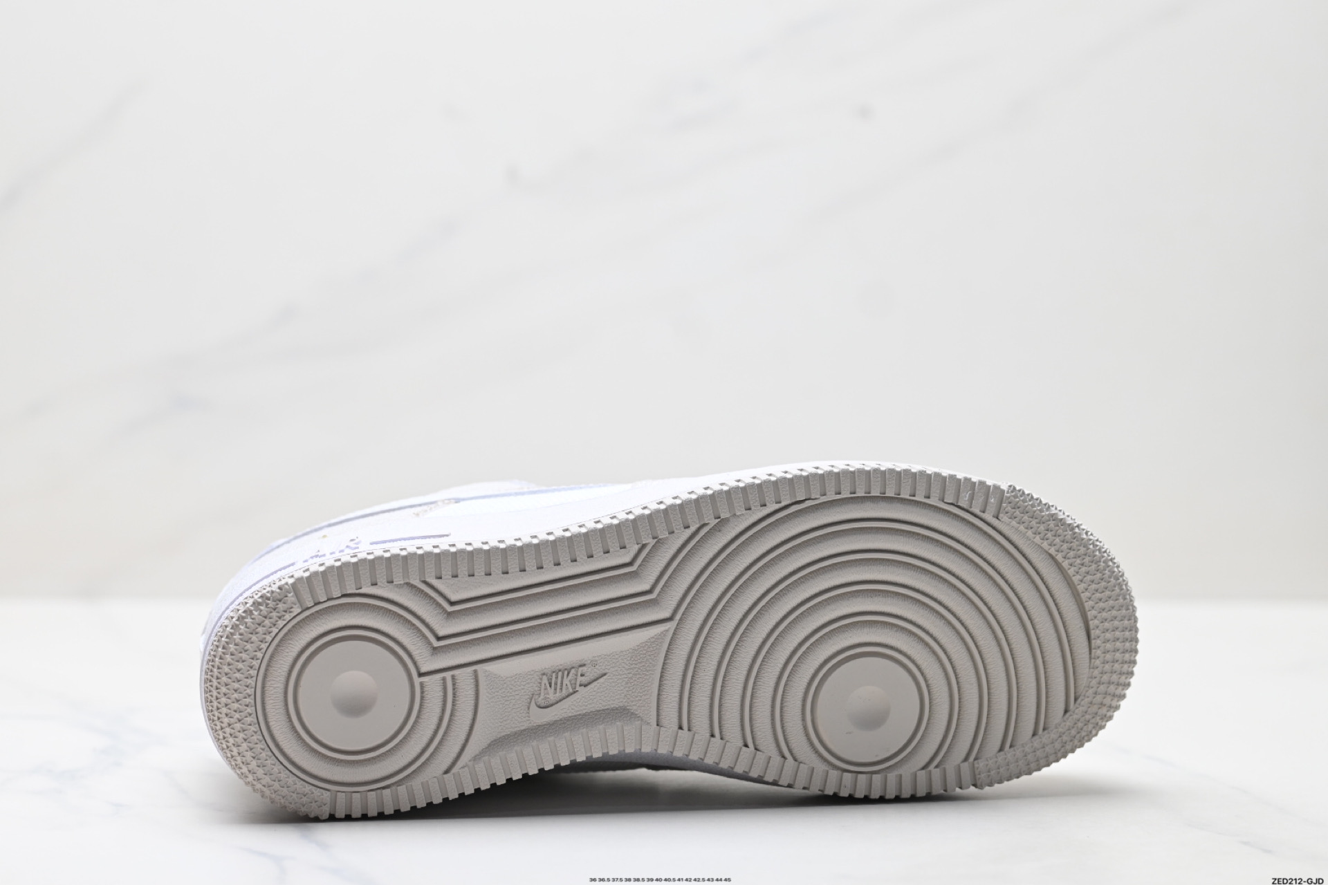 NIKE AIR FORCE 1‘07  ZH0316-092