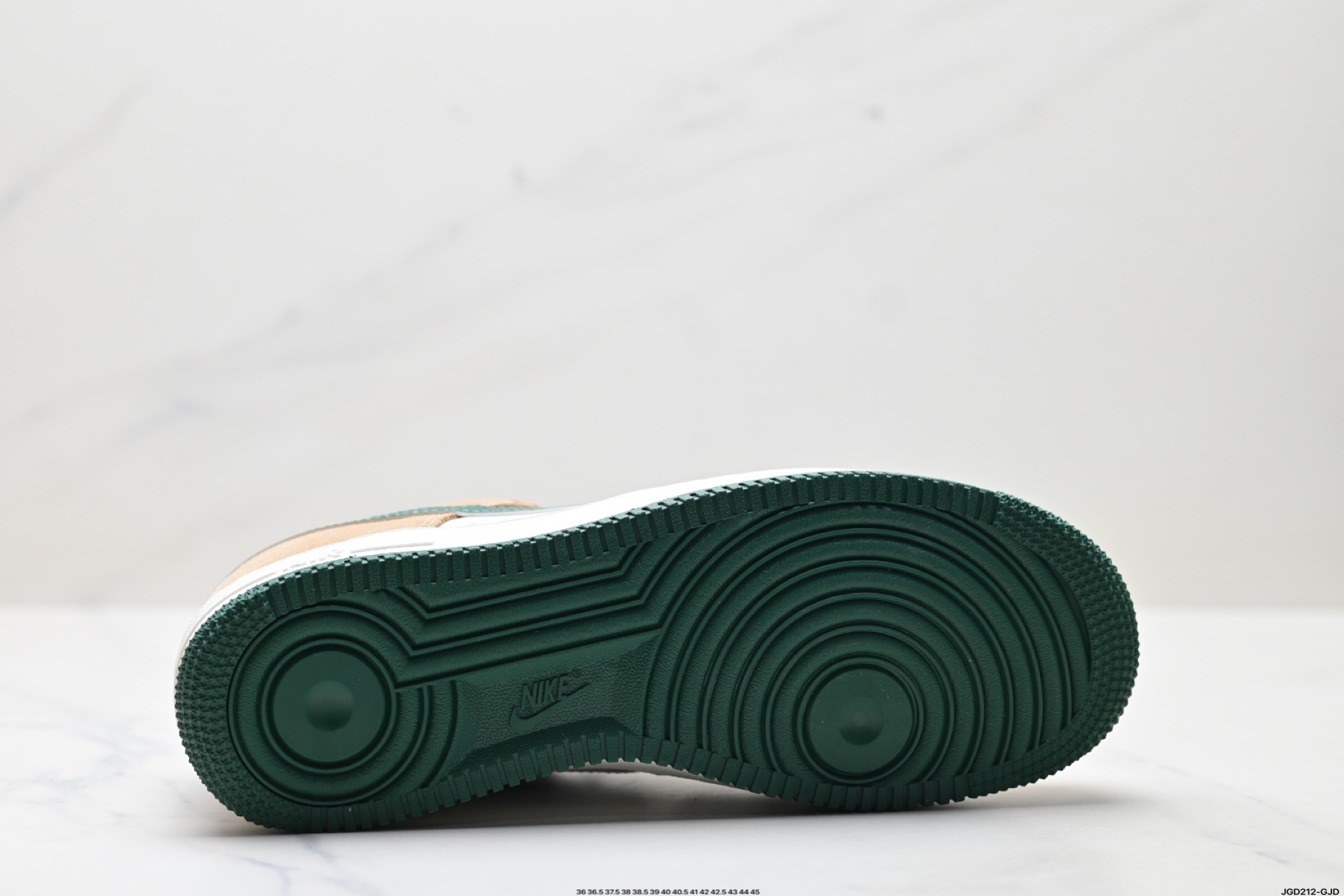 NIKE AIR FORCE 1‘07 LV8  FQ8714-203