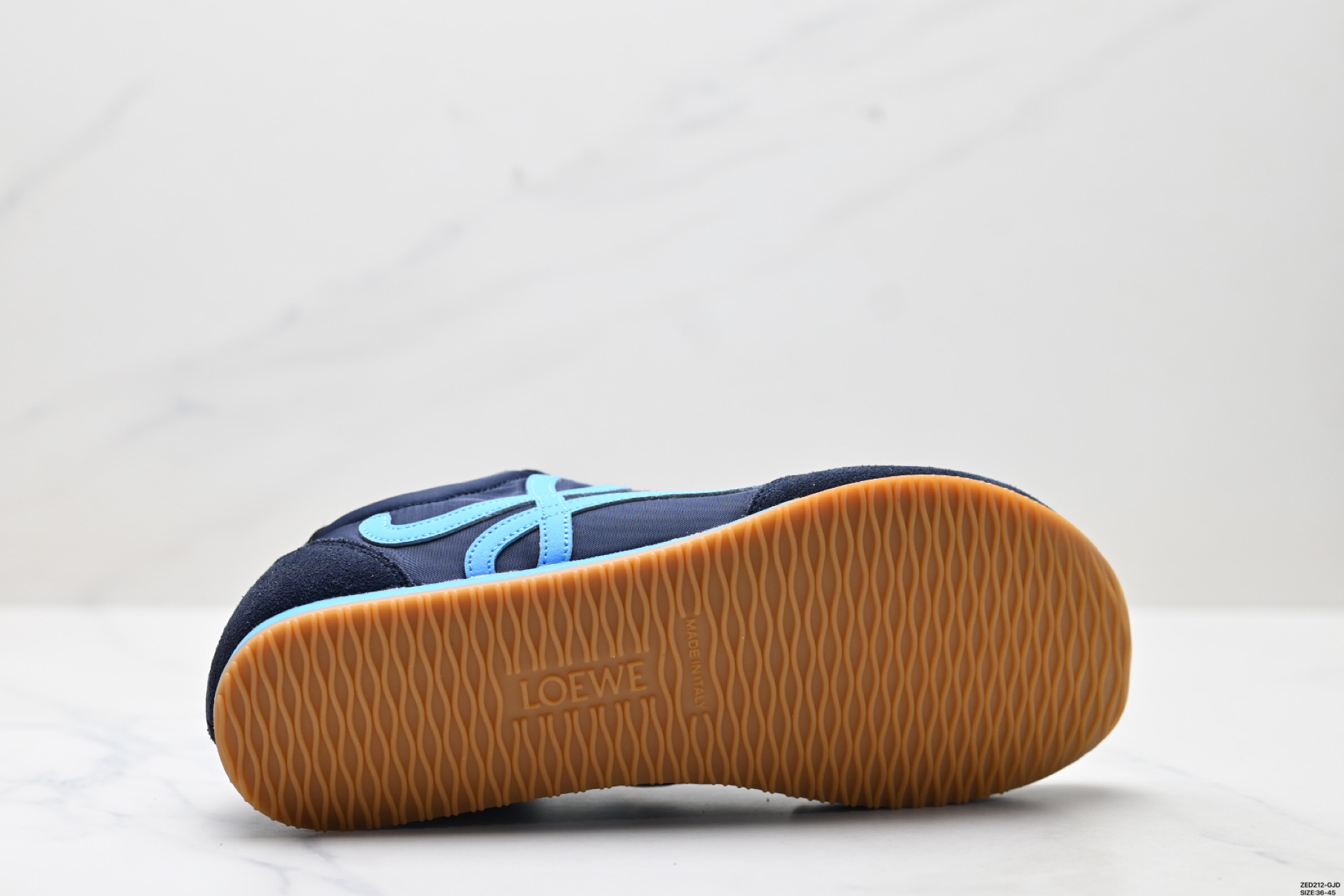 LOEWE罗意威 Ballet Runner 2.0小牛皮 圆头系带 低帮 生活休闲鞋 M816282XBH LOEWE罗意威 Ballet Runner 2.0小牛皮 圆头系带 低帮 生活休闲鞋 M816282XBH