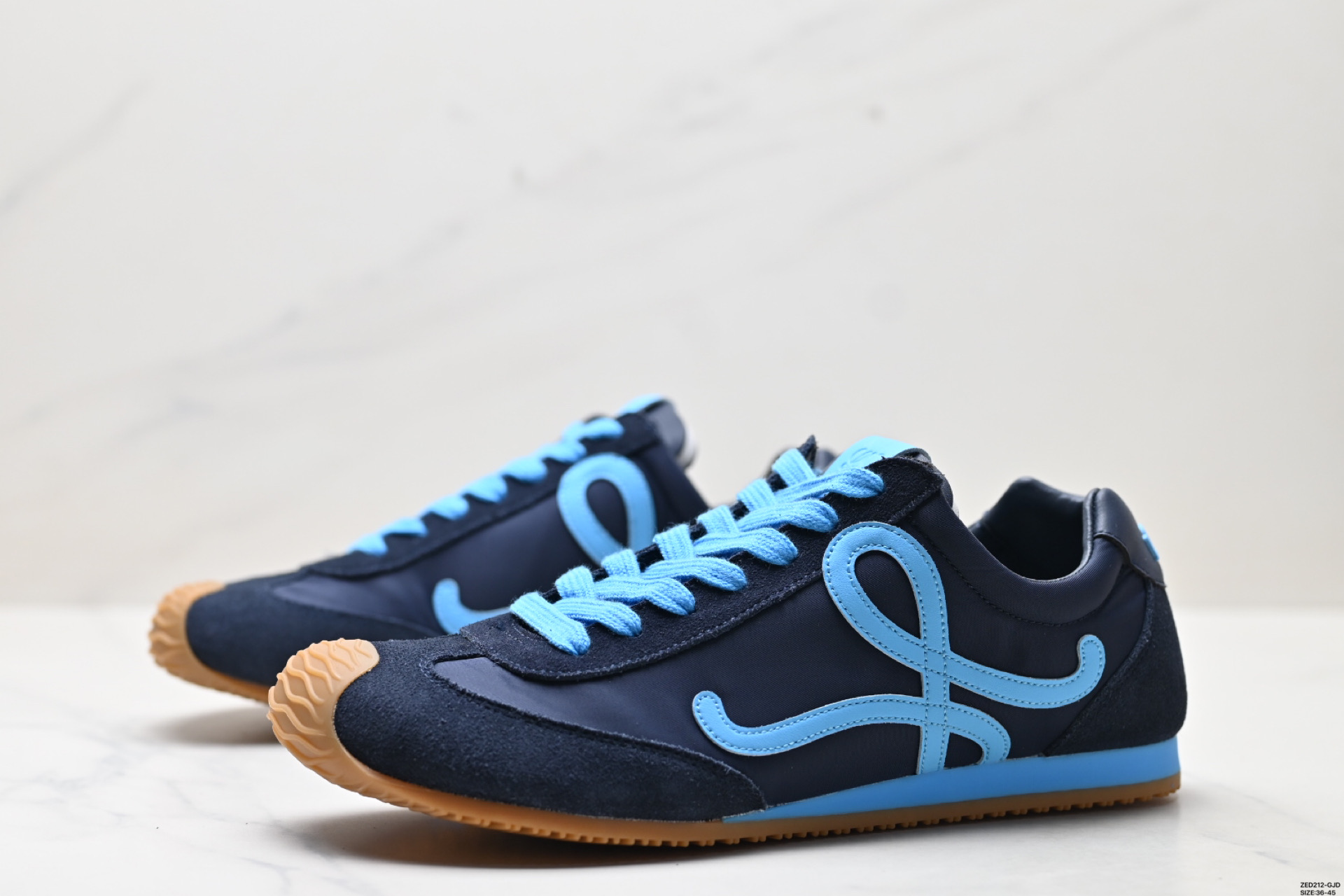 LOEWE罗意威 Ballet Runner 2.0小牛皮 圆头系带 低帮 生活休闲鞋 M816282XBH LOEWE罗意威 Ballet Runner 2.0小牛皮 圆头系带 低帮 生活休闲鞋 M816282XBH