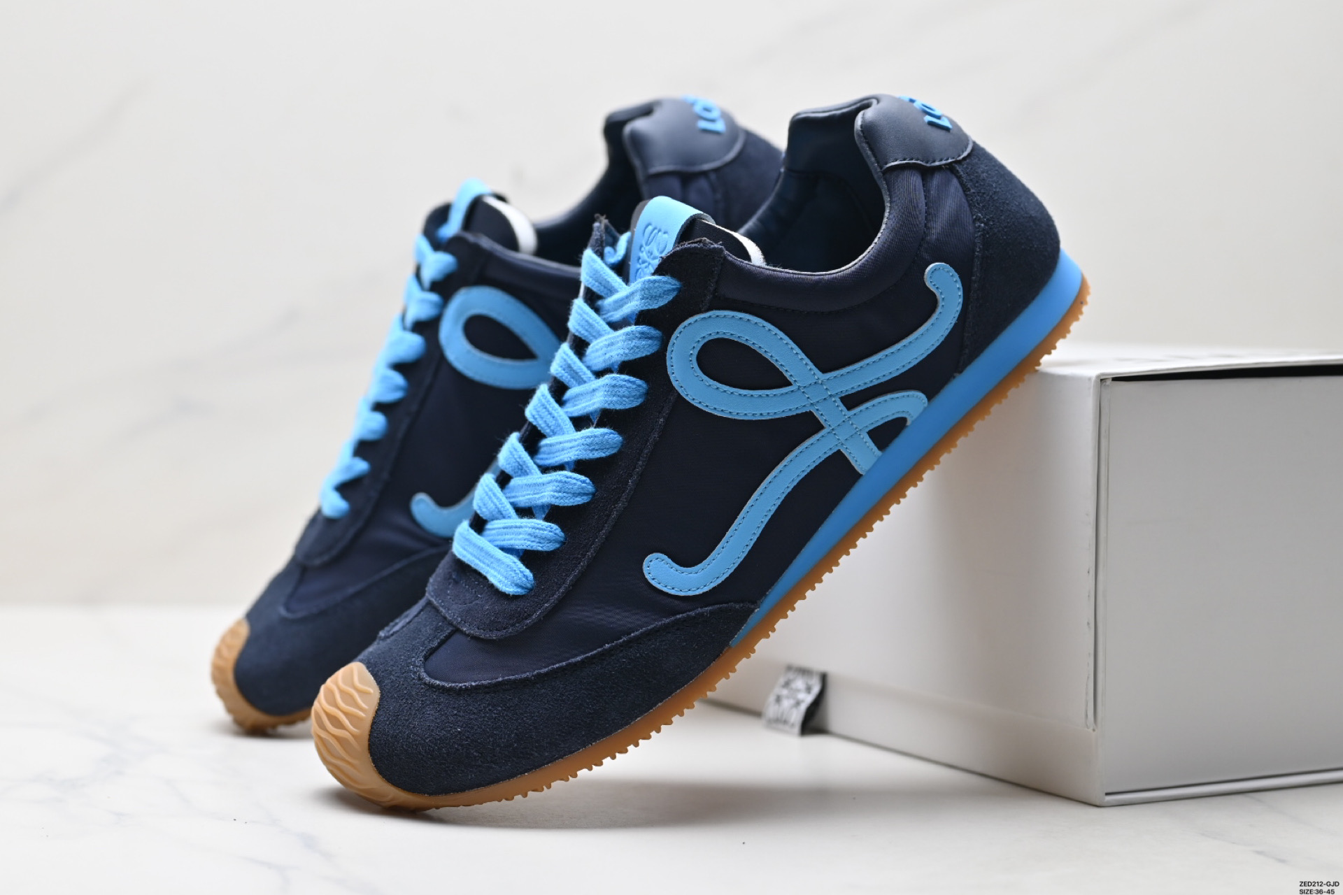 LOEWE罗意威 Ballet Runner 2.0小牛皮 圆头系带 低帮 生活休闲鞋 M816282XBH LOEWE罗意威 Ballet Runner 2.0小牛皮 圆头系带 低帮 生活休闲鞋 M816282XBH