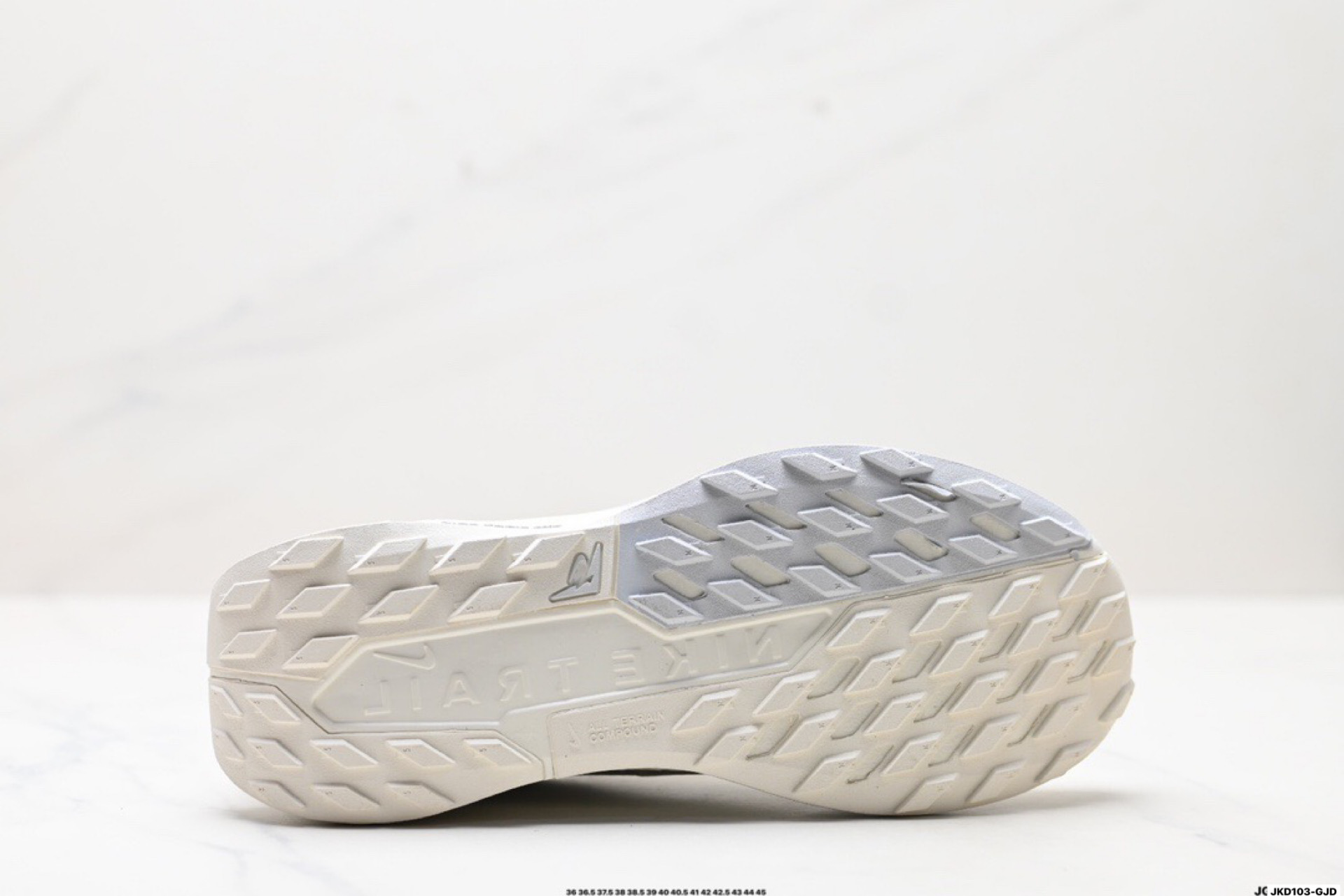 💰180
公司级✅Nike REACTX PEGASUS TRAIL 5
GTX 越野跑步鞋👏
登月兼顾迅疾外观和稳固脚感 
后跟覆面和中足动态支撑巧妙融合 
缔造稳定顺畅的迈步体验
官方货号:FQ0908-004
尺码:36 36.5 37.5 38 38.5 39 40 40.5 41 42 42.5 43 44 45
ID:JKD103-GJD