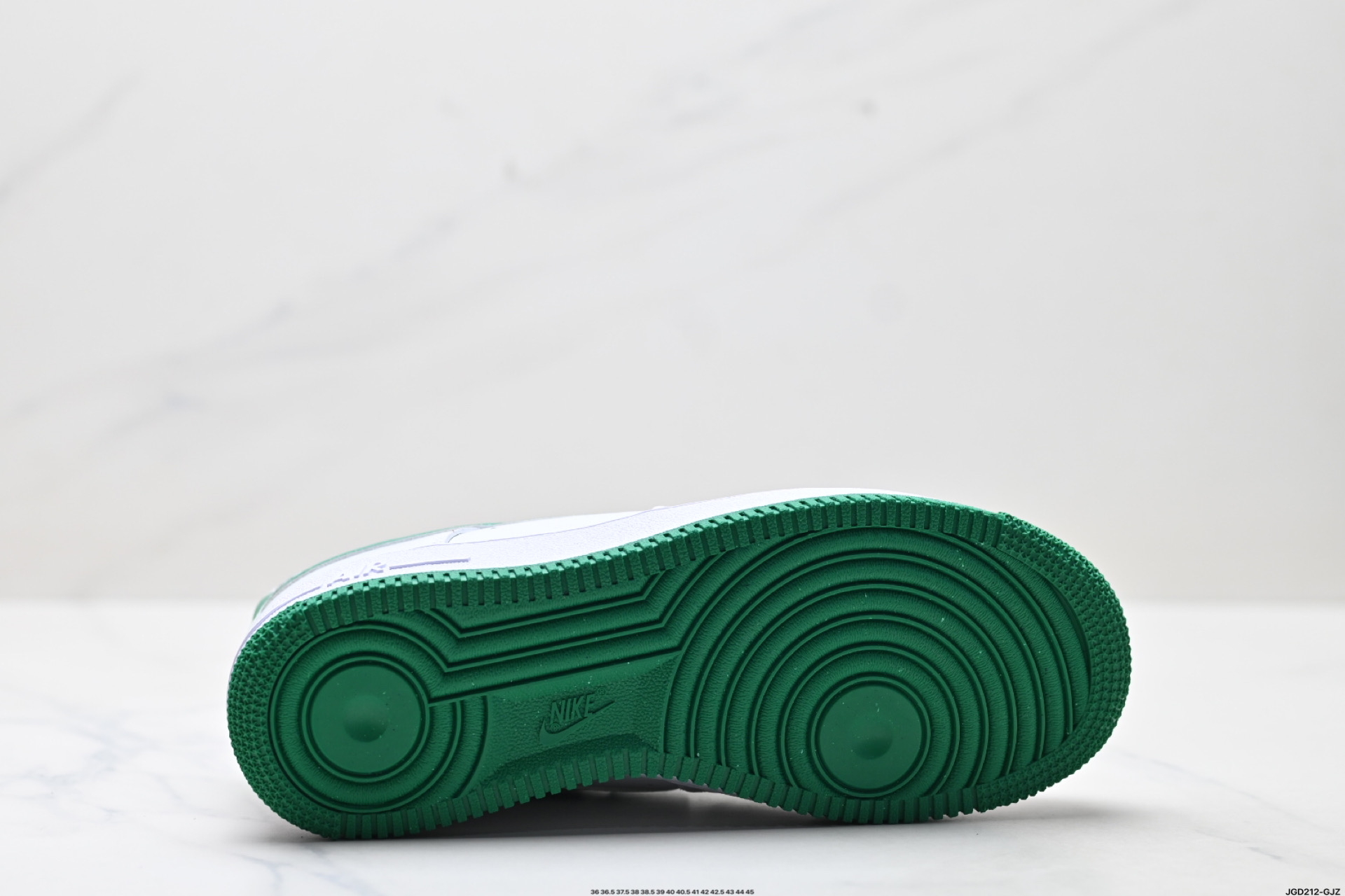 NIKE AIR FORCE 1‘07 LV8  FJ4146-102