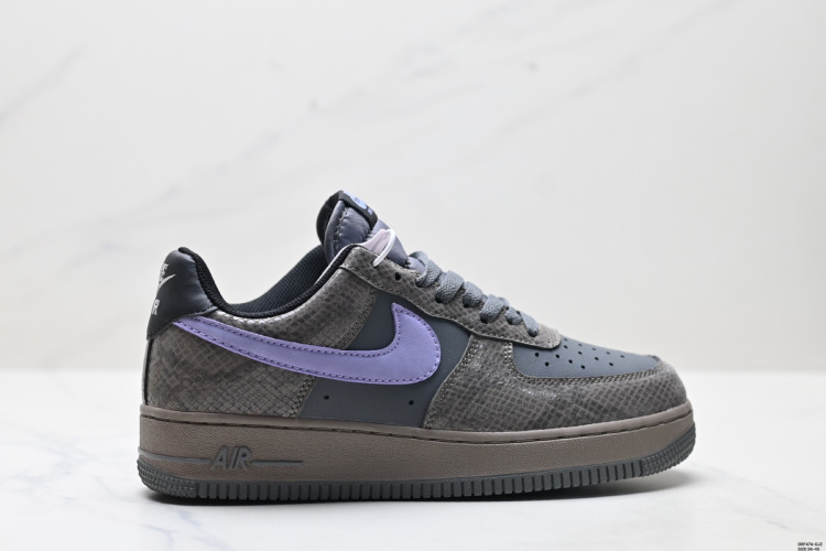 Nike Air Force 1 '07: נעלי סניקרס יומיומיות לגברים ולנשים - אפור / סגול 1 Nike Air Force 1 ’07: נעלי סניקרס יומיומיות לגברים ולנשים – אפור / סגול