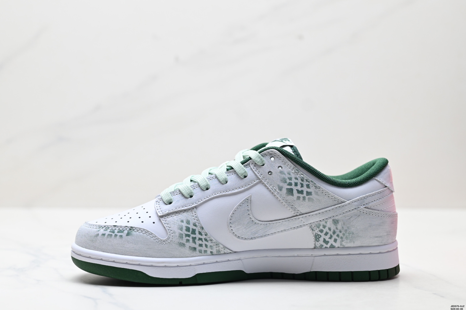 Nike SB Dunk Low Retro Zapatillas de Skate en Blanco y Verde 4 i1749661330579 1592 0 2