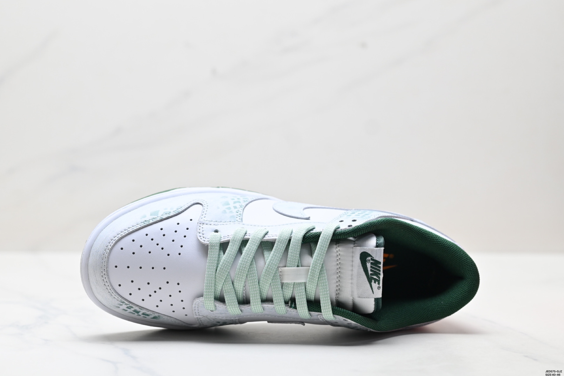 Nike SB Dunk Low Retro Zapatillas de Skate en Blanco y Verde 3 i1749661331549 1261 0 1