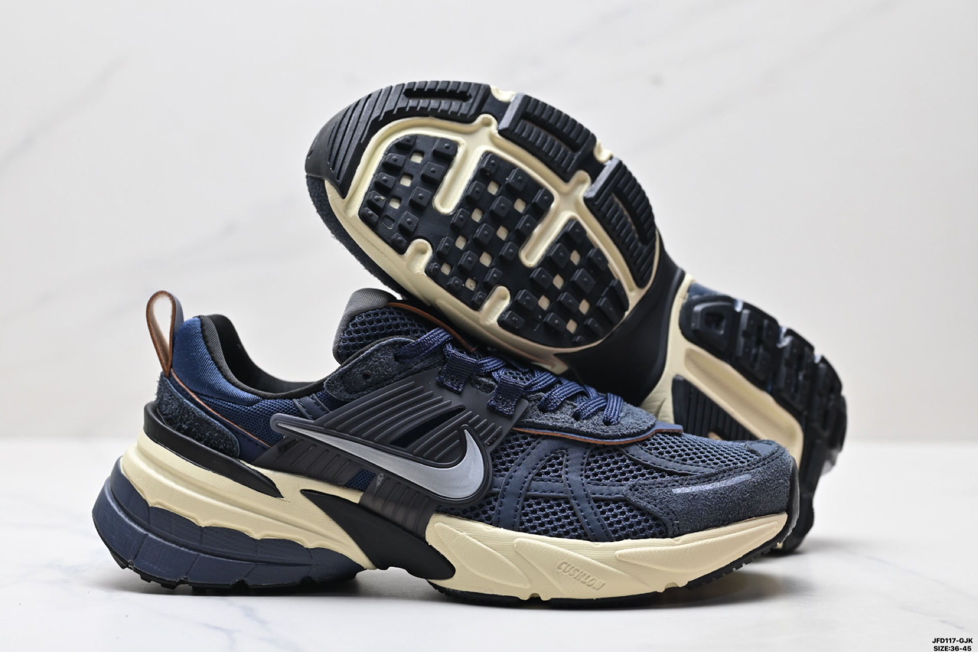 🈴💰190
公司级✅耐克NIKE V2K RUN跑步鞋复古风潮 网面透气运动鞋 灰银紧致的鞋面材质提供良好的包裹性鞋侧 Swoosh以及鞋头部分搭配增添不少亮点的镀铬细节鞋垫上印有Bill Bowerman头像 将细节拉满中底饰有独特的做旧效果 最后搭载黑色外底凸显整双鞋的复古气质 
货号:FN6703-400
尺码:36-45
ID:JFD117-GJK