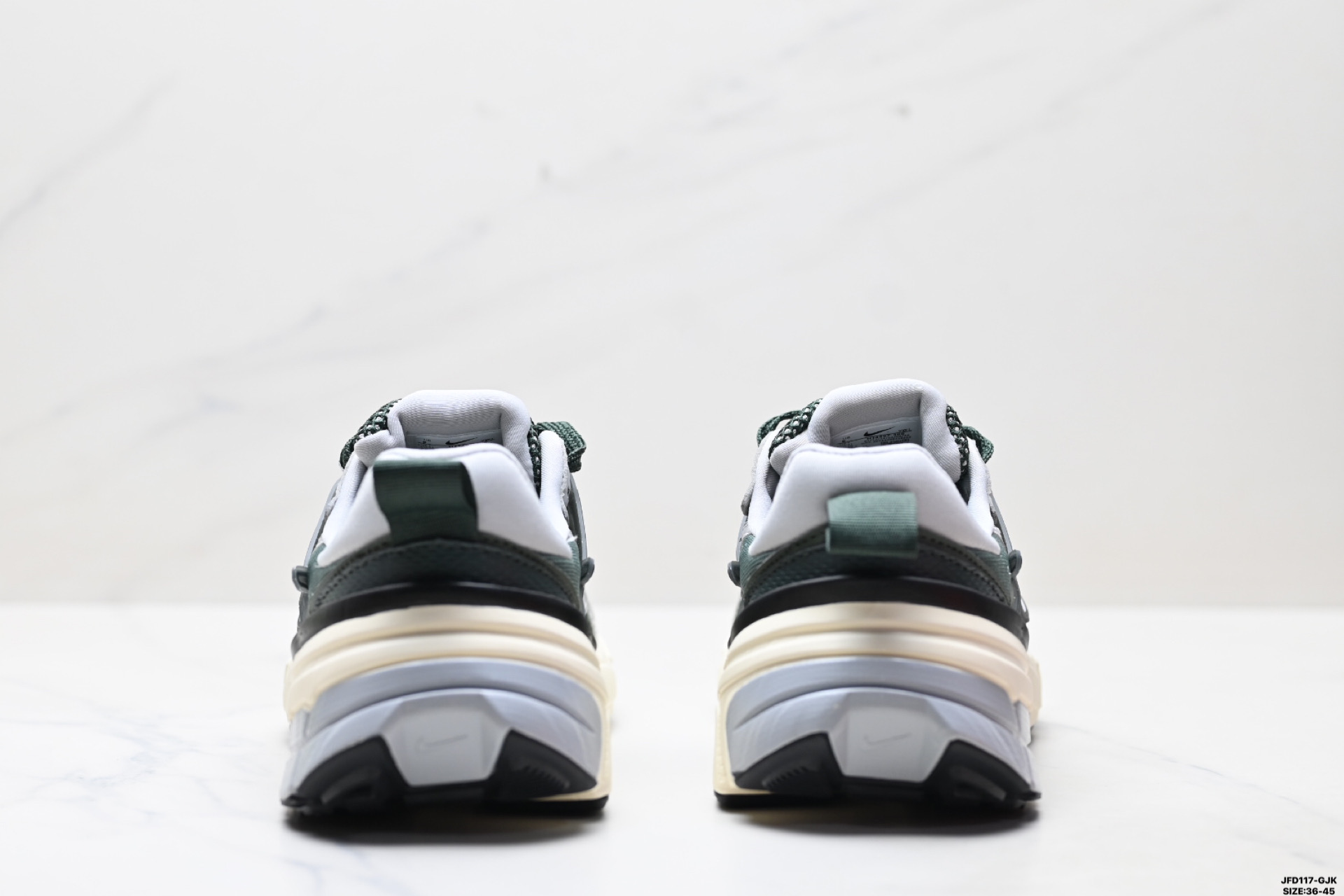 💰190
公司级✅耐克NIKE V2K RUN跑步鞋复古风潮 网面透气运动鞋 灰银紧致的鞋面材质提供良好的包裹性鞋侧 Swoosh以及鞋头部分搭配增添不少亮点的镀铬细节鞋垫上印有Bill Bowerman头像 将细节拉满中底饰有独特的做旧效果 最后搭载黑色外底凸显整双鞋的复古气质 
货号:FN6703-400
尺码:36-45
ID:JFD117-GJK