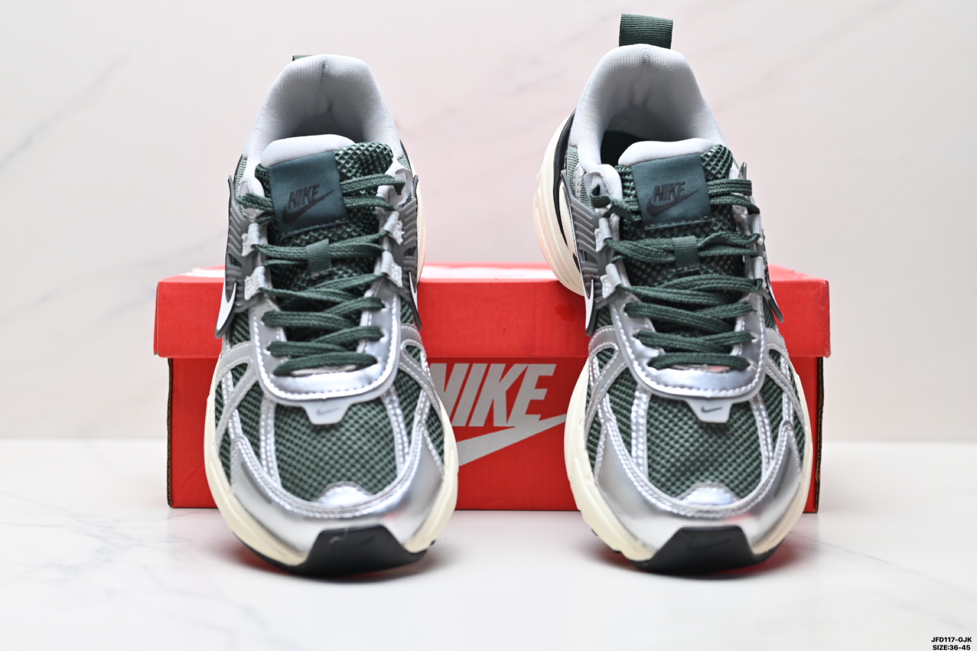 💰190
公司级✅耐克NIKE V2K RUN跑步鞋复古风潮 网面透气运动鞋 灰银紧致的鞋面材质提供良好的包裹性鞋侧 Swoosh以及鞋头部分搭配增添不少亮点的镀铬细节鞋垫上印有Bill Bowerman头像 将细节拉满中底饰有独特的做旧效果 最后搭载黑色外底凸显整双鞋的复古气质 
货号:FN6703-400
尺码:36-45
ID:JFD117-GJK