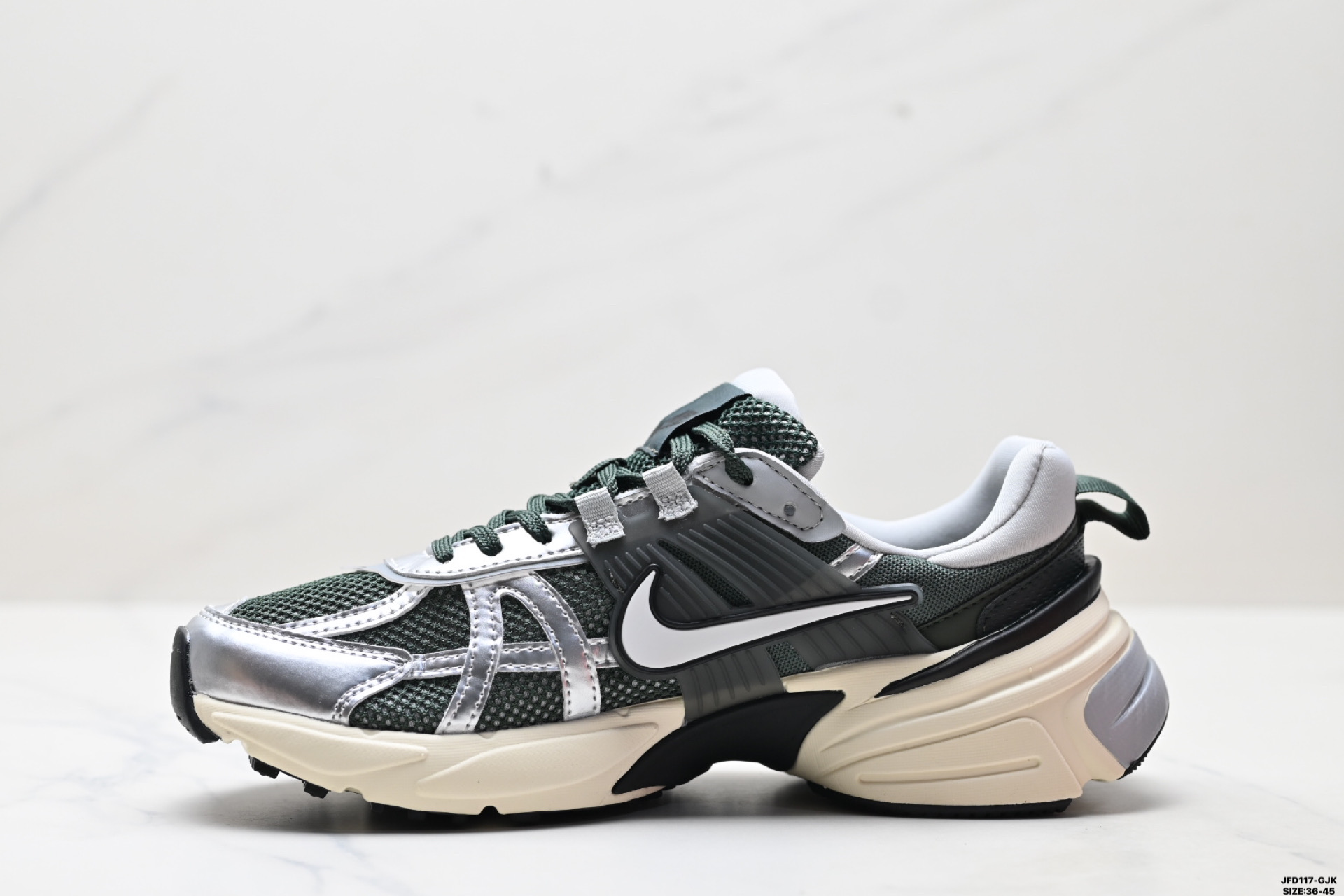 💰190
公司级✅耐克NIKE V2K RUN跑步鞋复古风潮 网面透气运动鞋 灰银紧致的鞋面材质提供良好的包裹性鞋侧 Swoosh以及鞋头部分搭配增添不少亮点的镀铬细节鞋垫上印有Bill Bowerman头像 将细节拉满中底饰有独特的做旧效果 最后搭载黑色外底凸显整双鞋的复古气质 
货号:FN6703-400
尺码:36-45
ID:JFD117-GJK