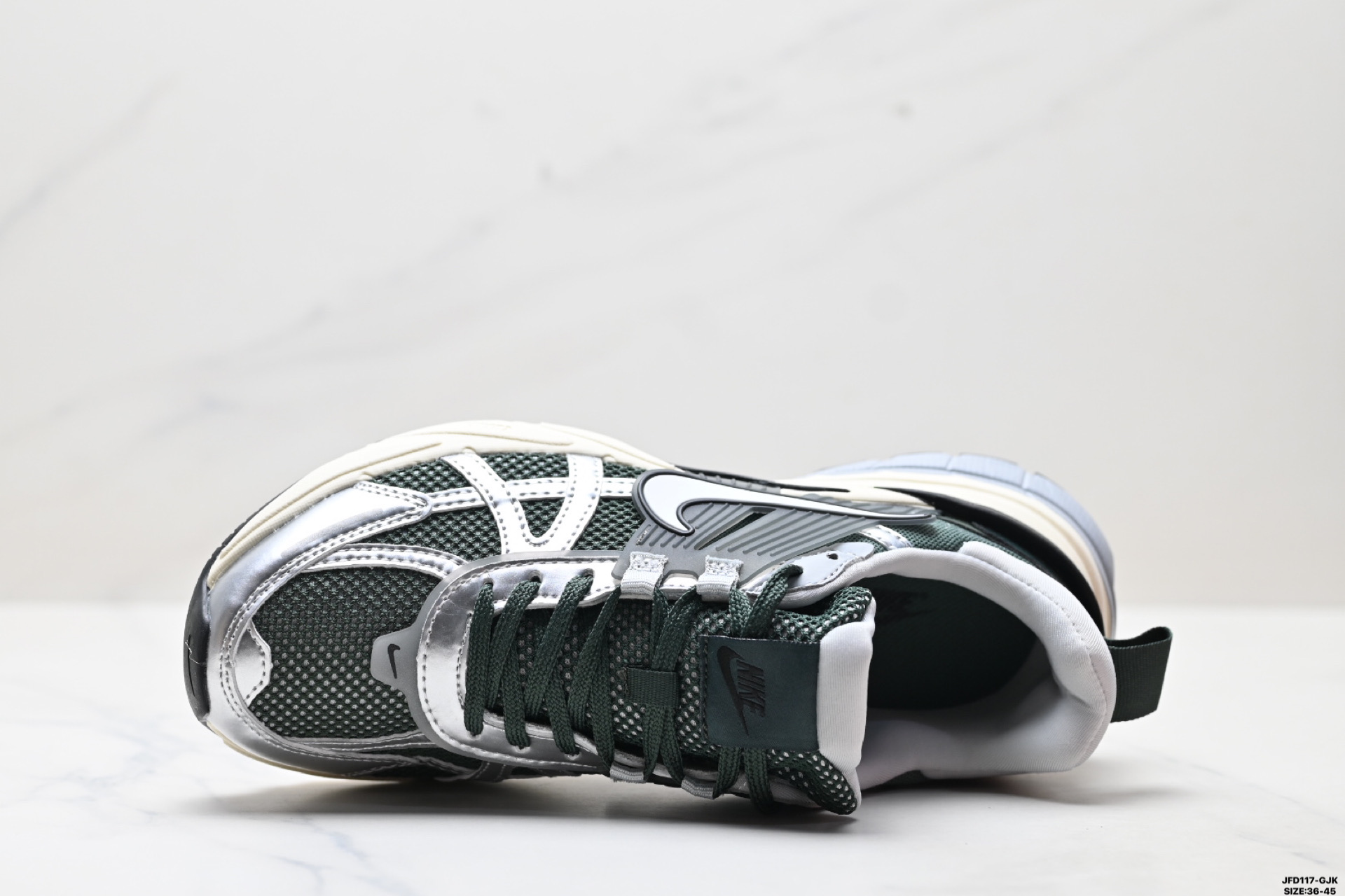 💰190
公司级✅耐克NIKE V2K RUN跑步鞋复古风潮 网面透气运动鞋 灰银紧致的鞋面材质提供良好的包裹性鞋侧 Swoosh以及鞋头部分搭配增添不少亮点的镀铬细节鞋垫上印有Bill Bowerman头像 将细节拉满中底饰有独特的做旧效果 最后搭载黑色外底凸显整双鞋的复古气质 
货号:FN6703-400
尺码:36-45
ID:JFD117-GJK