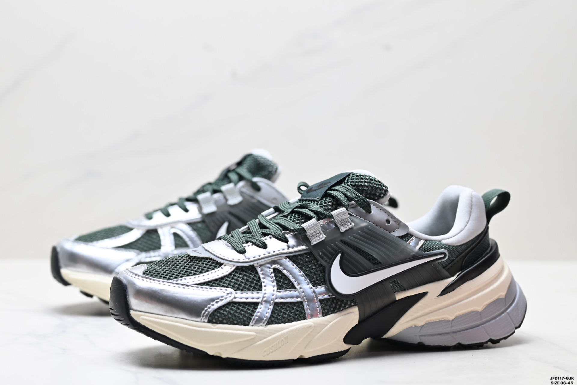 💰190
公司级✅耐克NIKE V2K RUN跑步鞋复古风潮 网面透气运动鞋 灰银紧致的鞋面材质提供良好的包裹性鞋侧 Swoosh以及鞋头部分搭配增添不少亮点的镀铬细节鞋垫上印有Bill Bowerman头像 将细节拉满中底饰有独特的做旧效果 最后搭载黑色外底凸显整双鞋的复古气质 
货号:FN6703-400
尺码:36-45
ID:JFD117-GJK