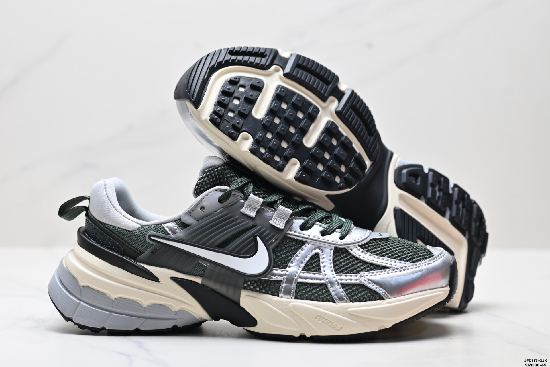 💰190
公司级✅耐克NIKE V2K RUN跑步鞋复古风潮 网面透气运动鞋 灰银紧致的鞋面材质提供良好的包裹性鞋侧 Swoosh以及鞋头部分搭配增添不少亮点的镀铬细节鞋垫上印有Bill Bowerman头像 将细节拉满中底饰有独特的做旧效果 最后搭载黑色外底凸显整双鞋的复古气质 
货号:FN6703-400
尺码:36-45
ID:JFD117-GJK