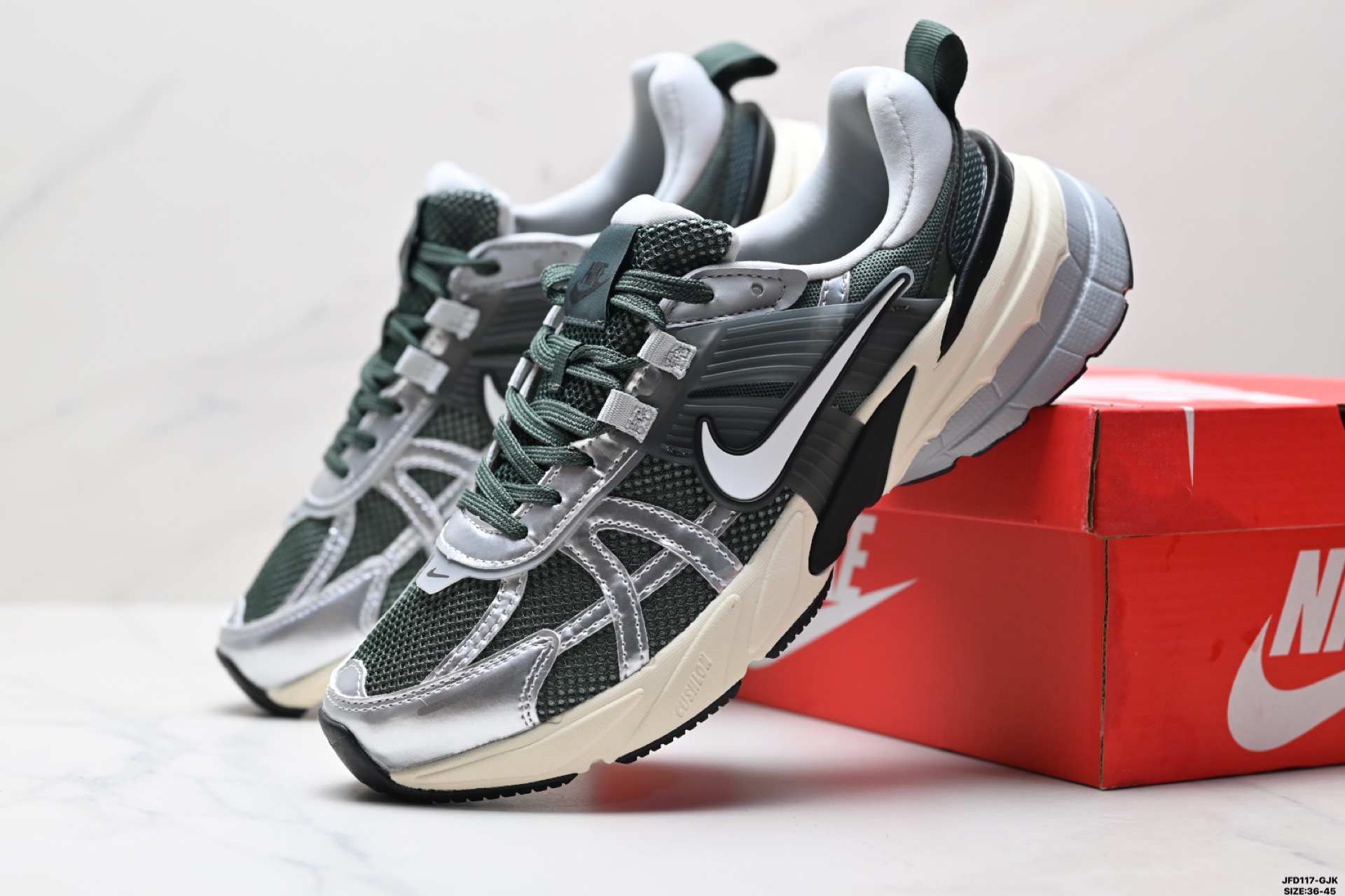 💰190
公司级✅耐克NIKE V2K RUN跑步鞋复古风潮 网面透气运动鞋 灰银紧致的鞋面材质提供良好的包裹性鞋侧 Swoosh以及鞋头部分搭配增添不少亮点的镀铬细节鞋垫上印有Bill Bowerman头像 将细节拉满中底饰有独特的做旧效果 最后搭载黑色外底凸显整双鞋的复古气质 
货号:FN6703-400
尺码:36-45
ID:JFD117-GJK