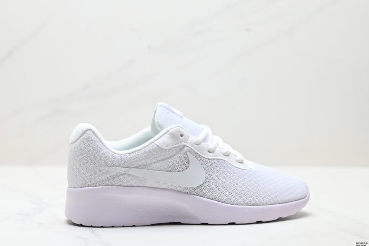 Nike Tanjun: Zapatillas Deportivas Ligeras y Cómodas para tu Día a Día 18 Nike Tanjun: Comodidad, Ligereza y Estilo Urbano en Cada Paso