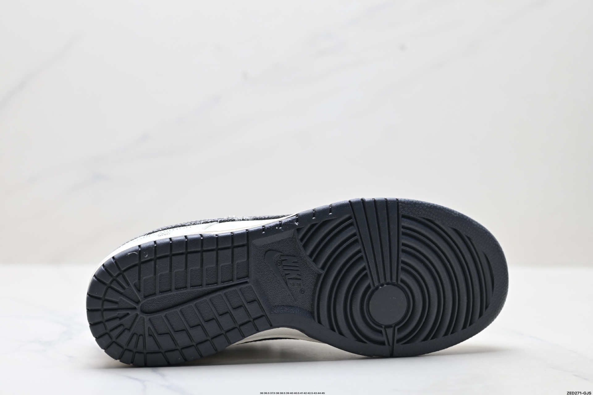 Nike Dunk Low Retro ‘DIY高端定制’耐克 低帮休闲运动板鞋 原装头层材料 用料绝不含糊 独家版型蒸餾加工帶來的是更好的视觉和脚感体验 清洁度 电绣工艺 皮料切割干净无任何毛边 细节完美 SC9772-801 尺码:36 36.5 37.5 38 38.5 39 40 40.5 41 42 42.5 43 44 45 ID:ZED271-GJS