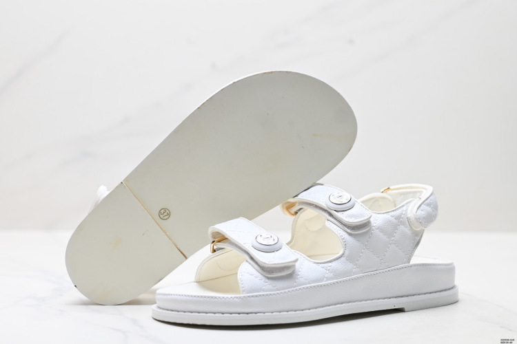 Chanel Sandalias de Cuero con Logotipo y Velcro para Mujer - Elegancia y Comodidad 1 Chanel Sandalias de Cuero con Logotipo y Velcro para Mujer – Elegancia y Comodidad