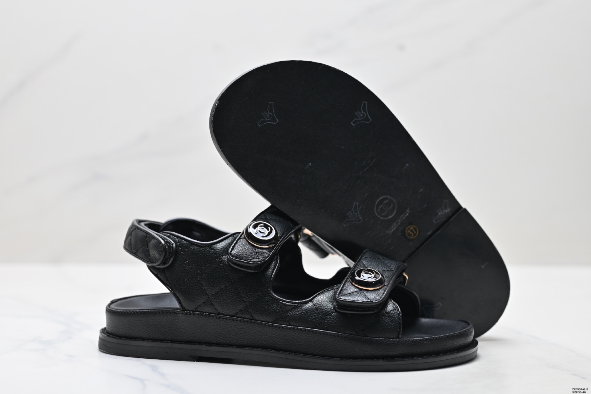 Chanel Sandalias de Cuero con Logotipo, Elegancia y Confort a Cada Paso 6 i1750179307513 7126 0 4