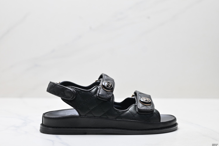 Chanel Sandalias de Cuero con Logotipo, Elegancia y Confort a Cada Paso 10 Chanel Sandalias de Cuero con Logotipo, Elegancia y Confort a Cada Paso