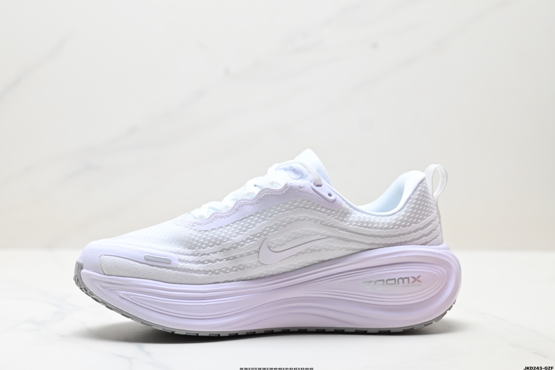 Nike Vomero 18 Plus: Comodidad y Amortiguación para Correr con Estilo 4 i1750782143583 9496 0 2