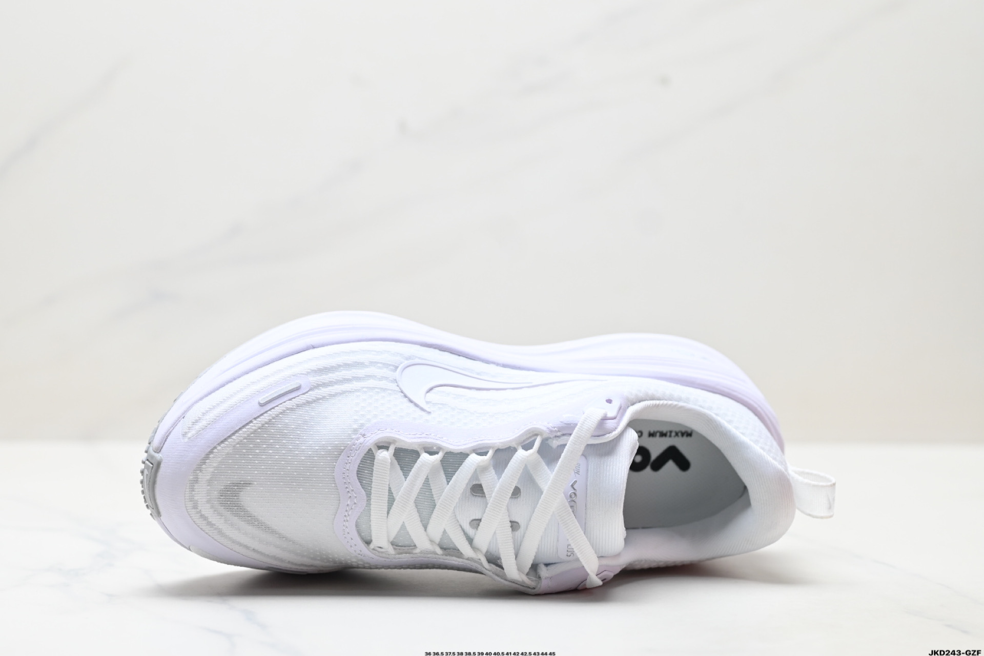 Nike Vomero 18 Plus: Comodidad y Amortiguación para Correr con Estilo 3 i1750782143584 2680 0 1