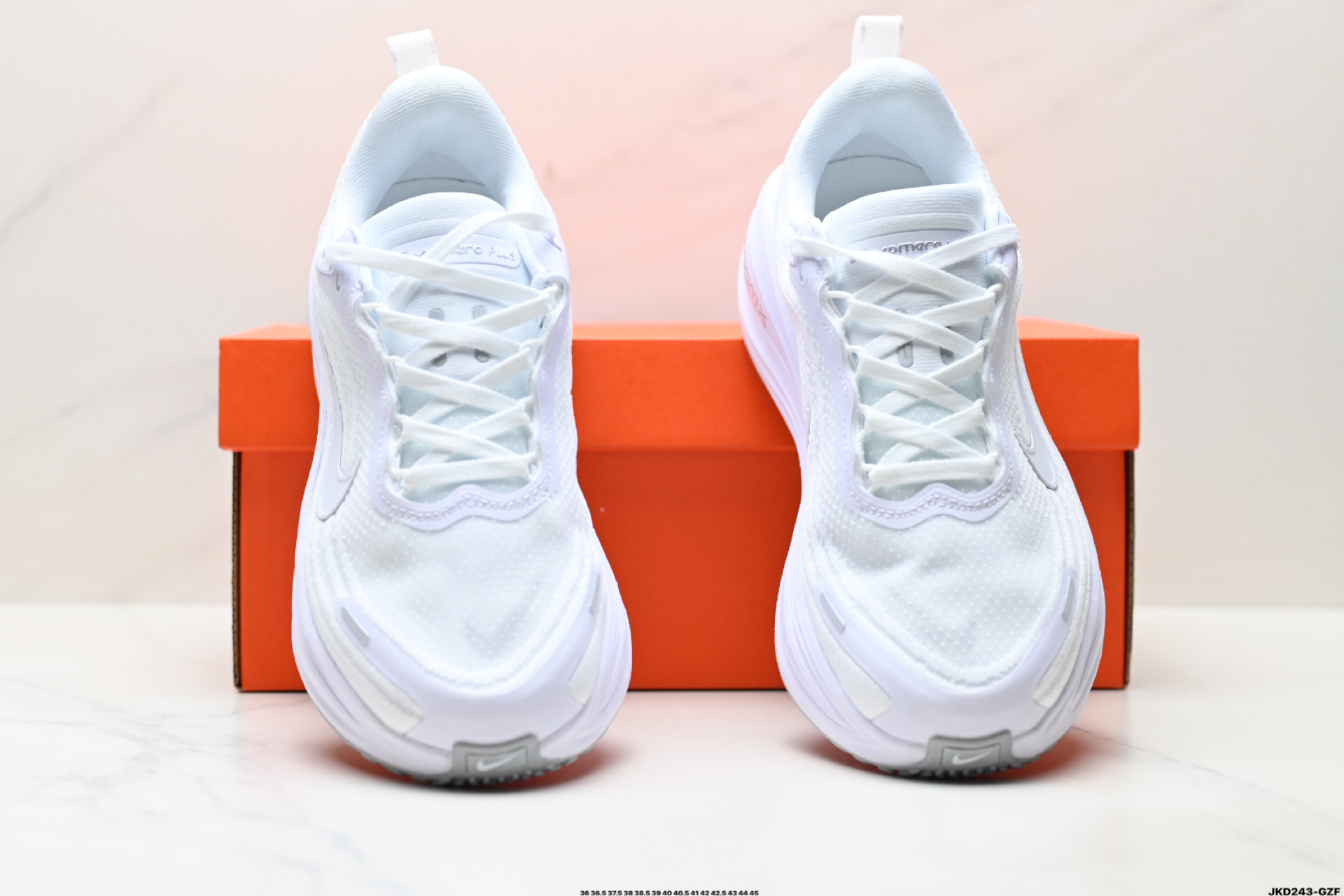 Nike Vomero 18 Plus: Comodidad y Amortiguación para Correr con Estilo 8 i1750782143585 2248 0 6