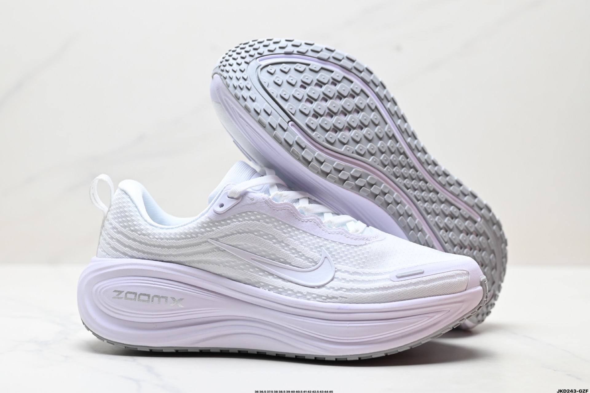 Nike Vomero 18 Plus: Comodidad y Amortiguación para Correr con Estilo 6 i1750782143585 3932 0 4