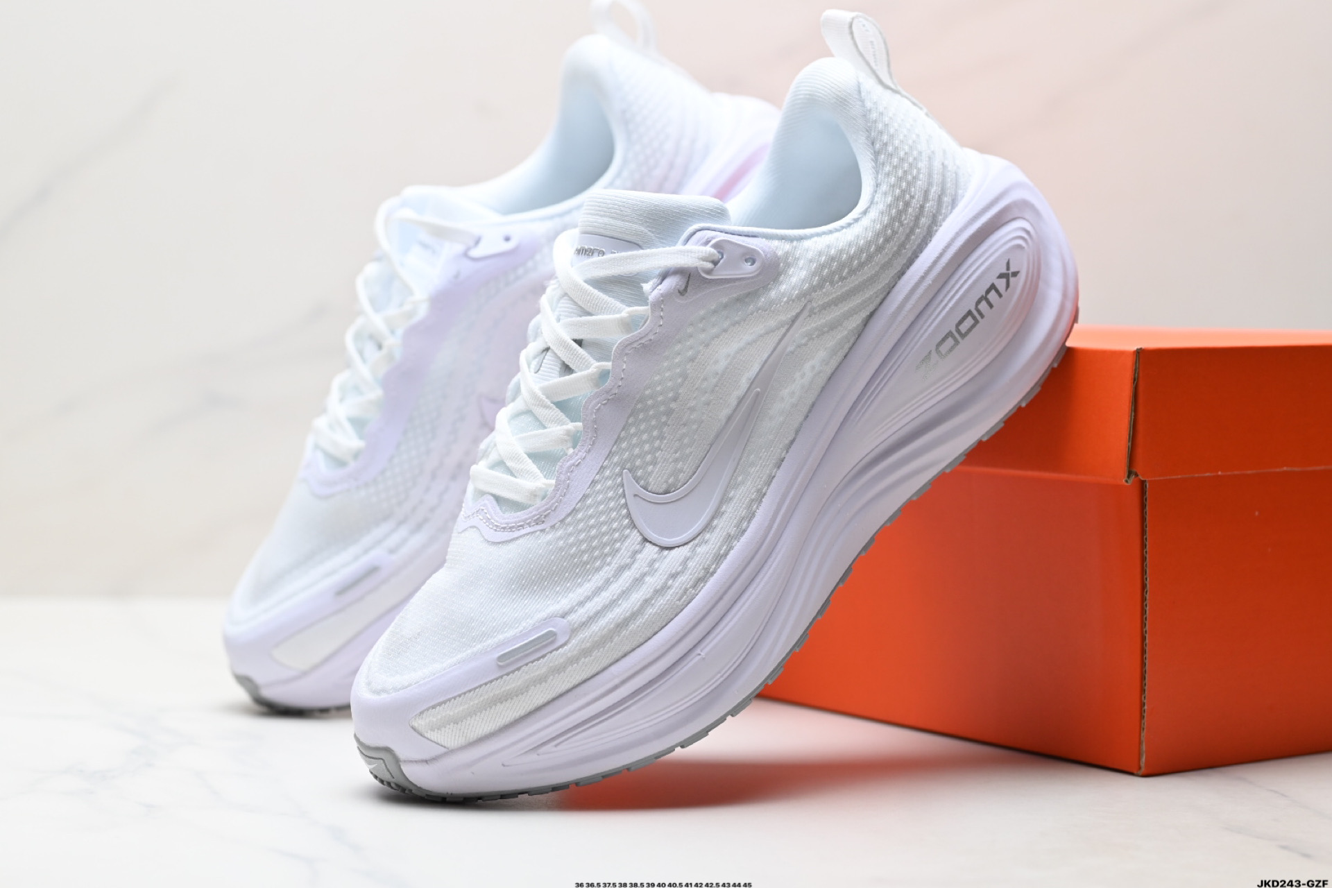 Nike Vomero 18 Plus: Comodidad y Amortiguación para Correr con Estilo 9 i1750782144812 6743 0 7