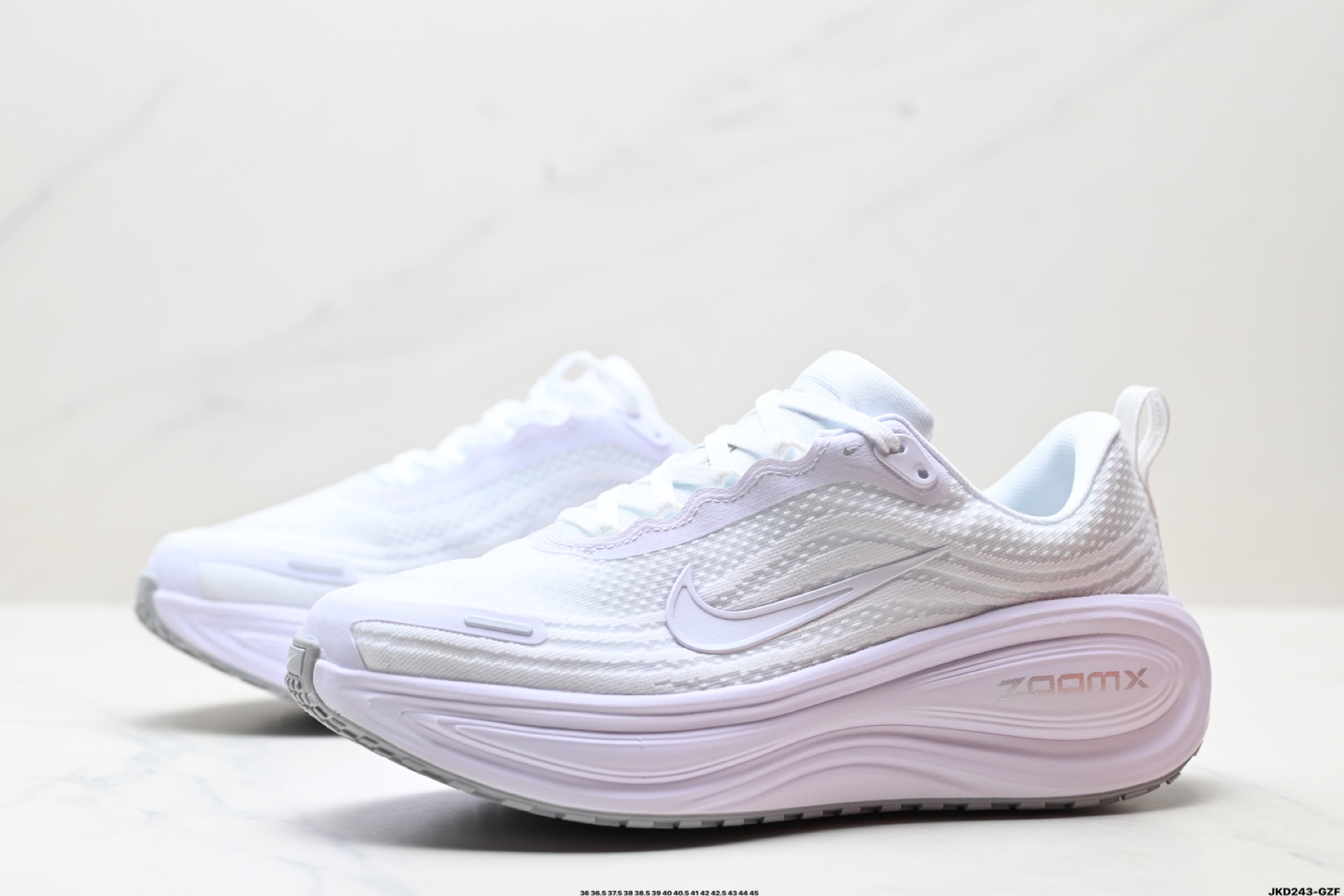 Nike Vomero 18 Plus: Comodidad y Amortiguación para Correr con Estilo 5 i1750782144813 8925 0 3