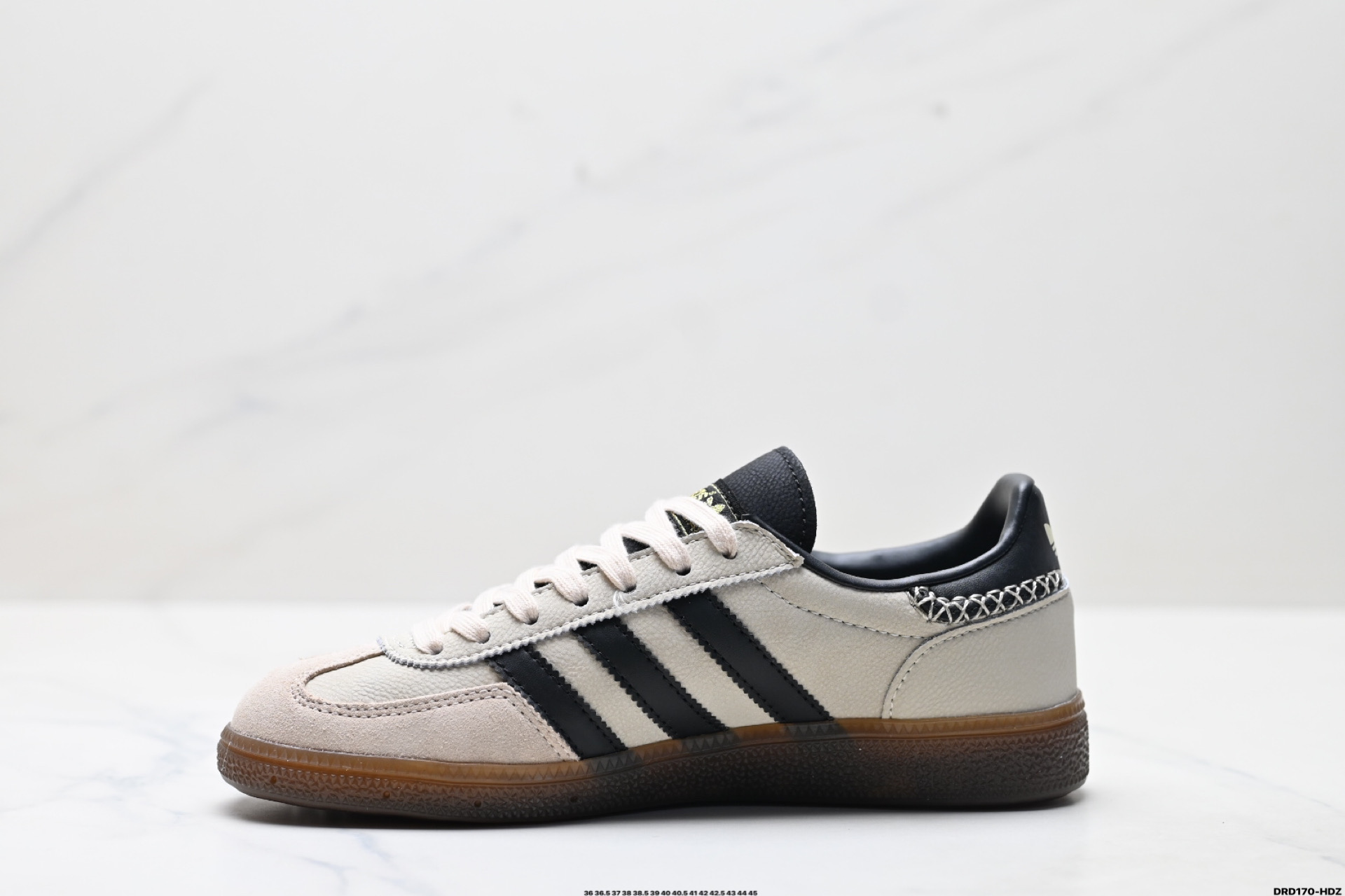 Adidas Handball Spezial: Zapatillas Retro para un Estilo Clásico y Confortable 4 i1751388809242 8053 0 2
