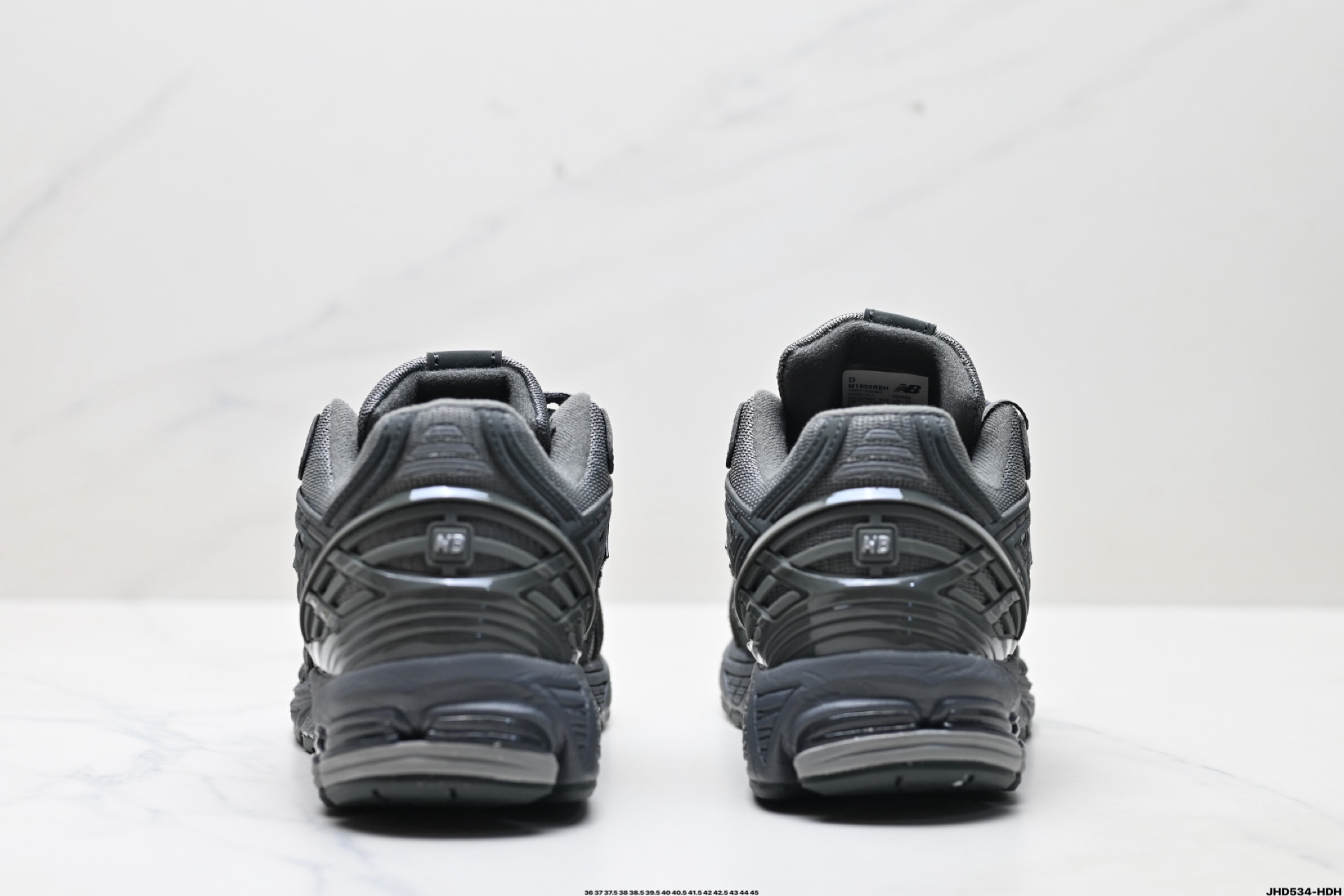 💰210
公司级✅New Balance M1906系列 新百伦 复古单品宝藏老爹鞋款
复古元素叠加 质感超级棒 原楦版型材料细节做工精细 作为NB最经典的档案鞋型之一 
官方货号:M1906RHD
尺码:36 37 37.5 38 38.5 39.5 40 40.5 41.5 42 42.5 43 44 45
ID:JHD534-HDH