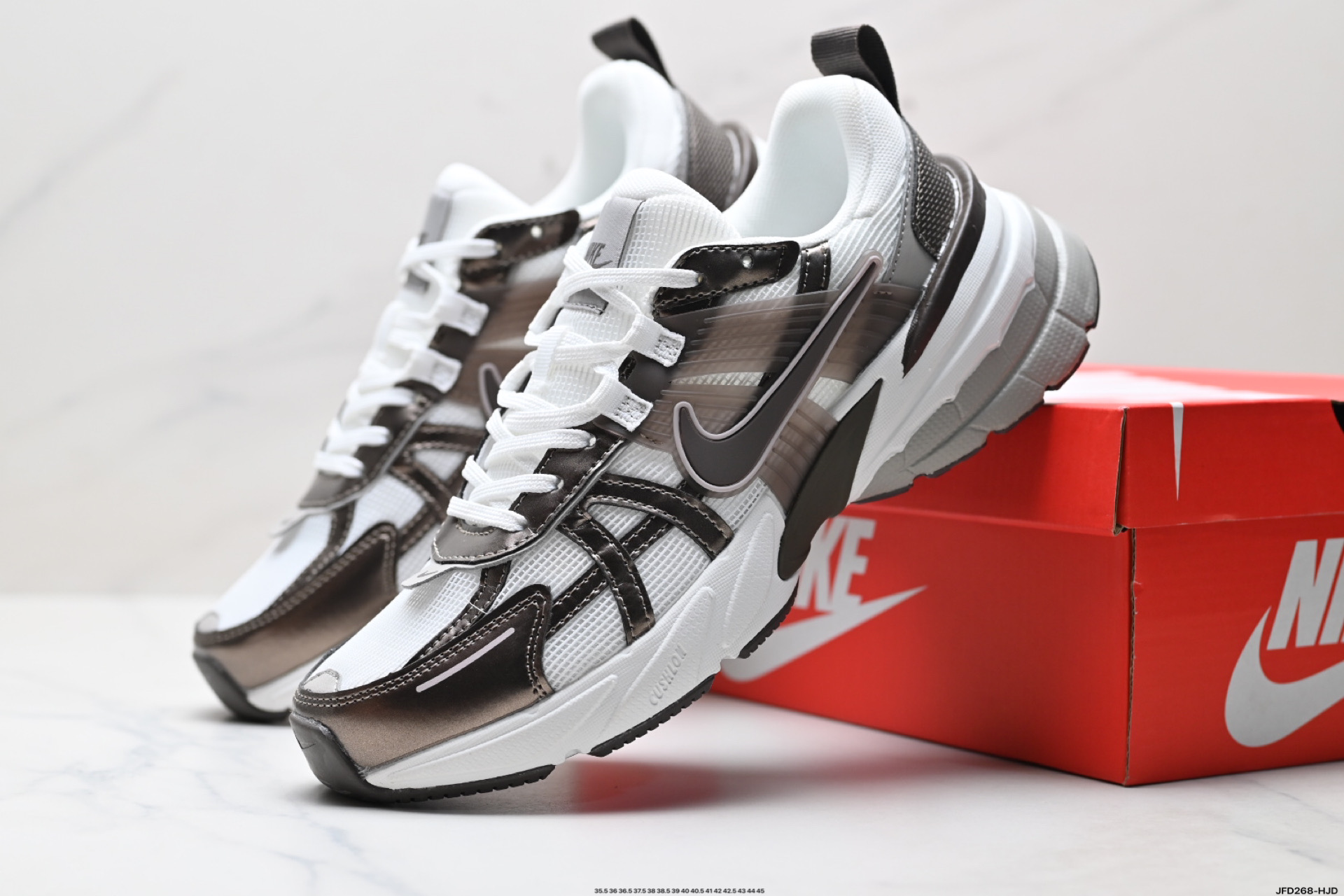 180 耐克NIKE V2K RUN跑步鞋复古风潮 网面透气运动鞋 灰银紧致的鞋面 HV6416-200-Chinese UA Cheap High Quatity Brand Clothes Bags handbags Sneakers wholesale wholesaler seller from China Factory suppliers Fashion Clothing Shoes best Quality Beautiful Price 180 耐克NIKE V2K RUN跑步鞋复古风潮 网面透气运动鞋 灰银紧致的鞋面 HV6416-200