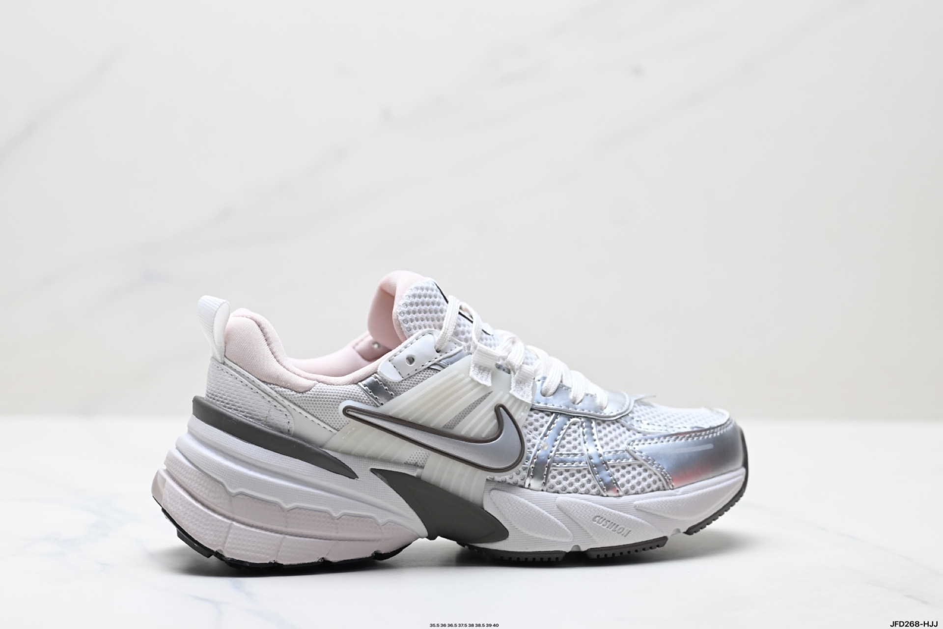 180 耐克NIKE V2K RUN跑步鞋复古风潮 网面透气运动鞋 HO1512-110-Chinese UA Cheap High Quatity Brand Clothes Bags handbags Sneakers wholesale wholesaler seller from China Factory suppliers Fashion Clothing Shoes best Quality Beautiful Price 180 耐克NIKE V2K RUN跑步鞋复古风潮 网面透气运动鞋 HO1512-110