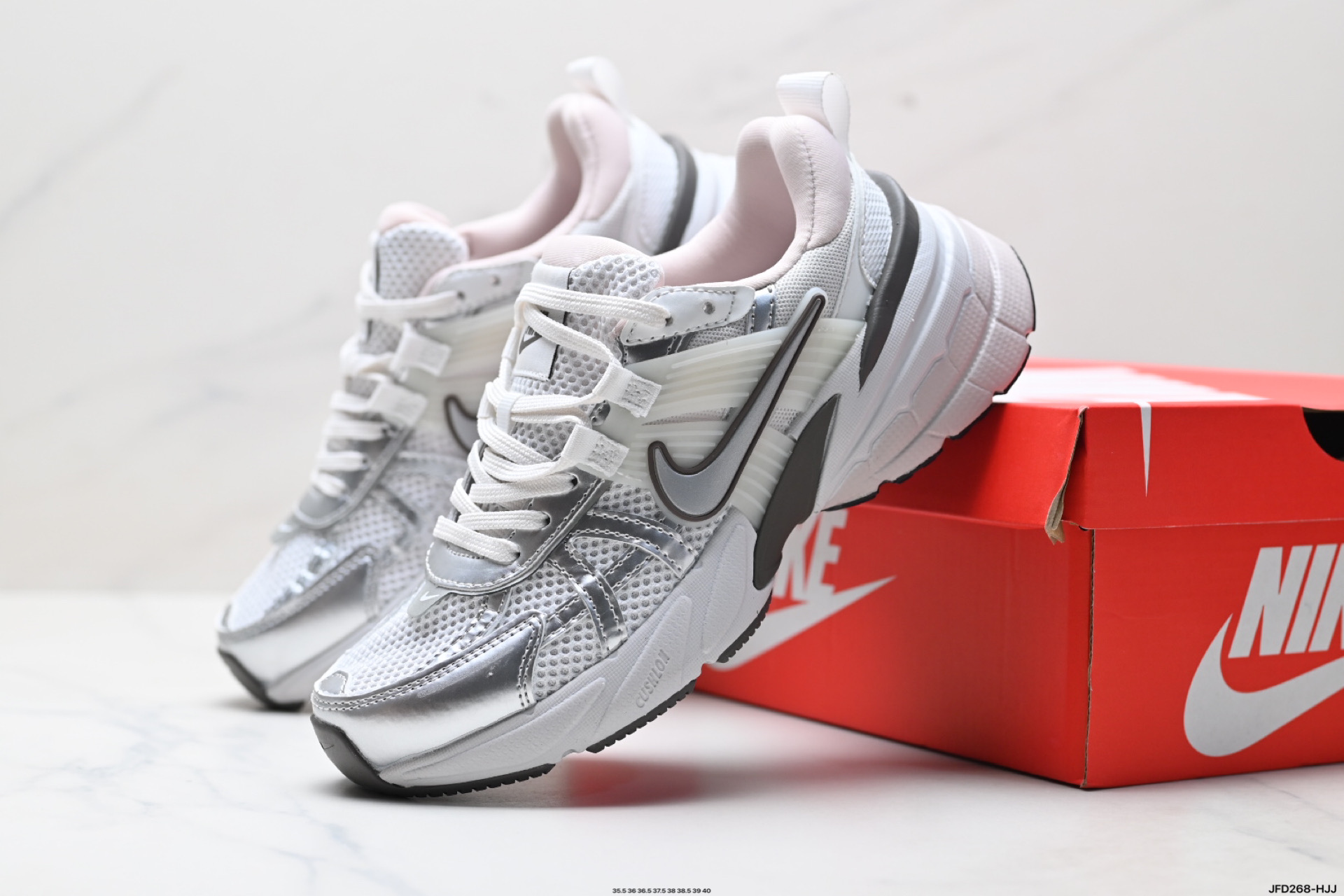 180 耐克NIKE V2K RUN跑步鞋复古风潮 网面透气运动鞋 HO1512-110-Chinese UA Cheap High Quatity Brand Clothes Bags handbags Sneakers wholesale wholesaler seller from China Factory suppliers Fashion Clothing Shoes best Quality Beautiful Price 180 耐克NIKE V2K RUN跑步鞋复古风潮 网面透气运动鞋 HO1512-110