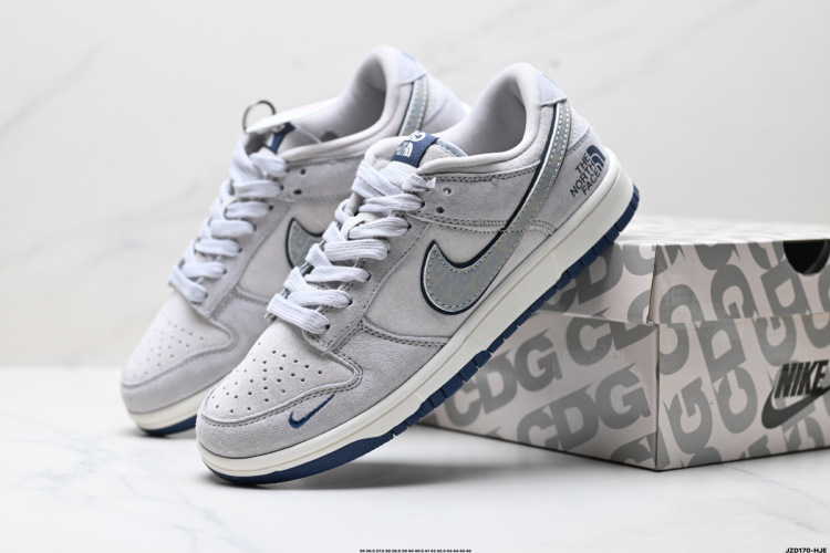 Nike Dunk Low x The North Face - נעלי סניקרס אופנתיות במהדורה מוגבלת 1 Nike Dunk Low x The North Face – נעלי סניקרס אופנתיות במהדורה מוגבלת