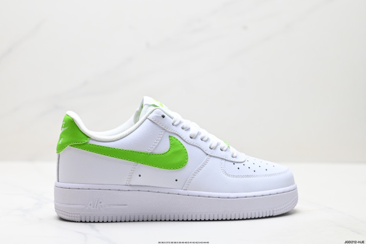 Nike Air Force 1 '07 - עיצוב אייקוני, נוחות מקסימלית וסגנון אורבני 1 Nike Air Force 1 ’07 – עיצוב אייקוני, נוחות מקסימלית וסגנון אורבני