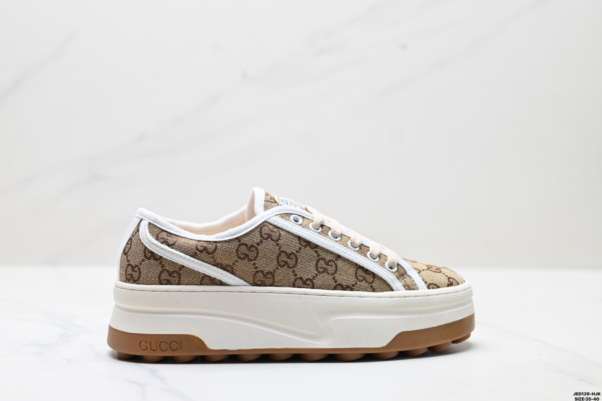 🈴💰130 真标✅GUCCI古驰 Interlocking 低帮系带 时尚板鞋 这件亮眼吸睛的单品从网球世界中汲取创作灵感 这款低帮运动鞋以同色调米色和乌木色经典GG帆布匠心打造 采用厚底设计和撞色织物滚边以现代手法焕新演绎品牌美学理念 货号:498916 A9L00 9522 尺码:35-40 ID:JED129-HJK